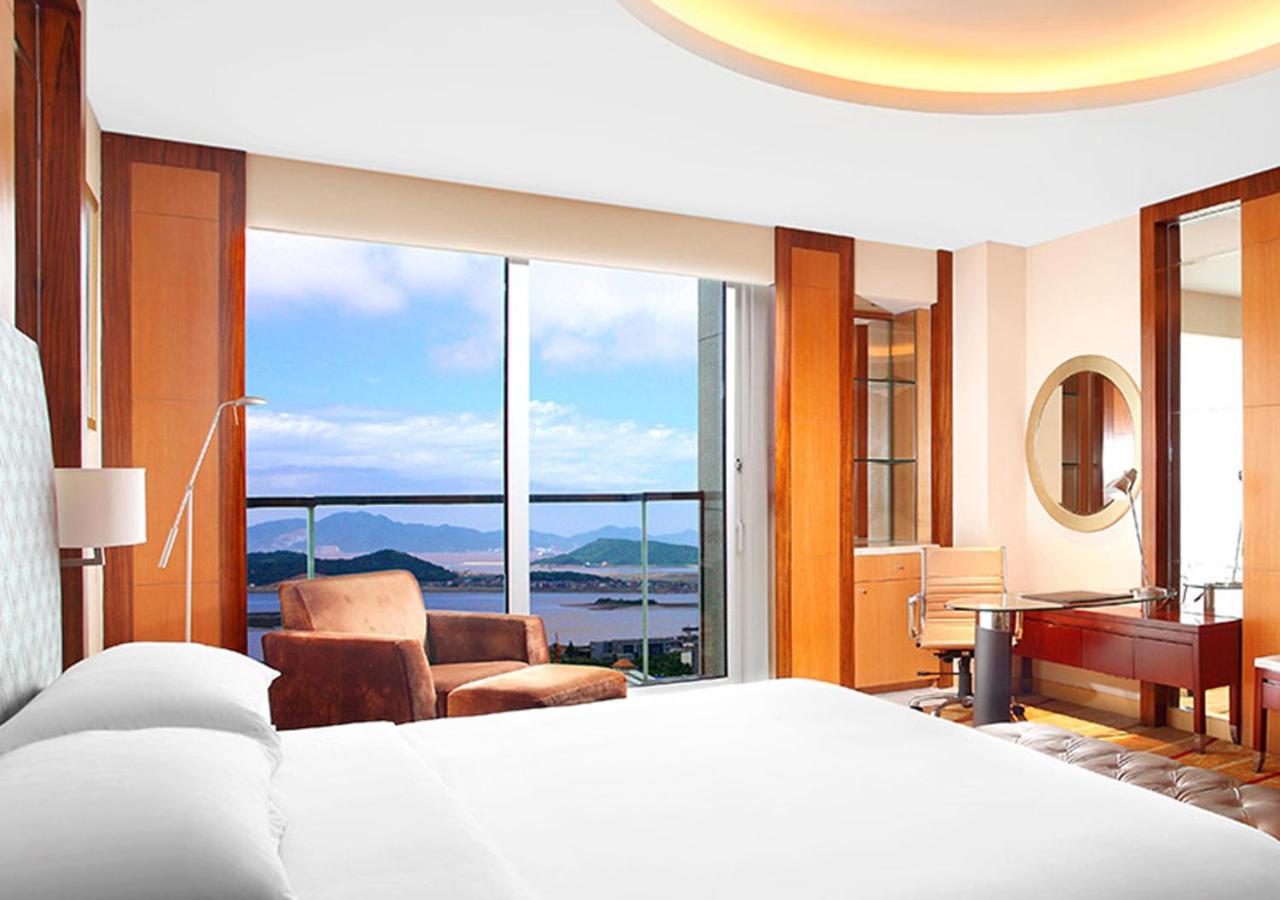 Deluxe Sea View King, Concierge level, Guest room, CBD view