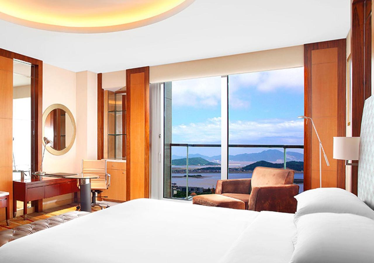 Deluxe Sea View King, Concierge level, Guest room, CBD view