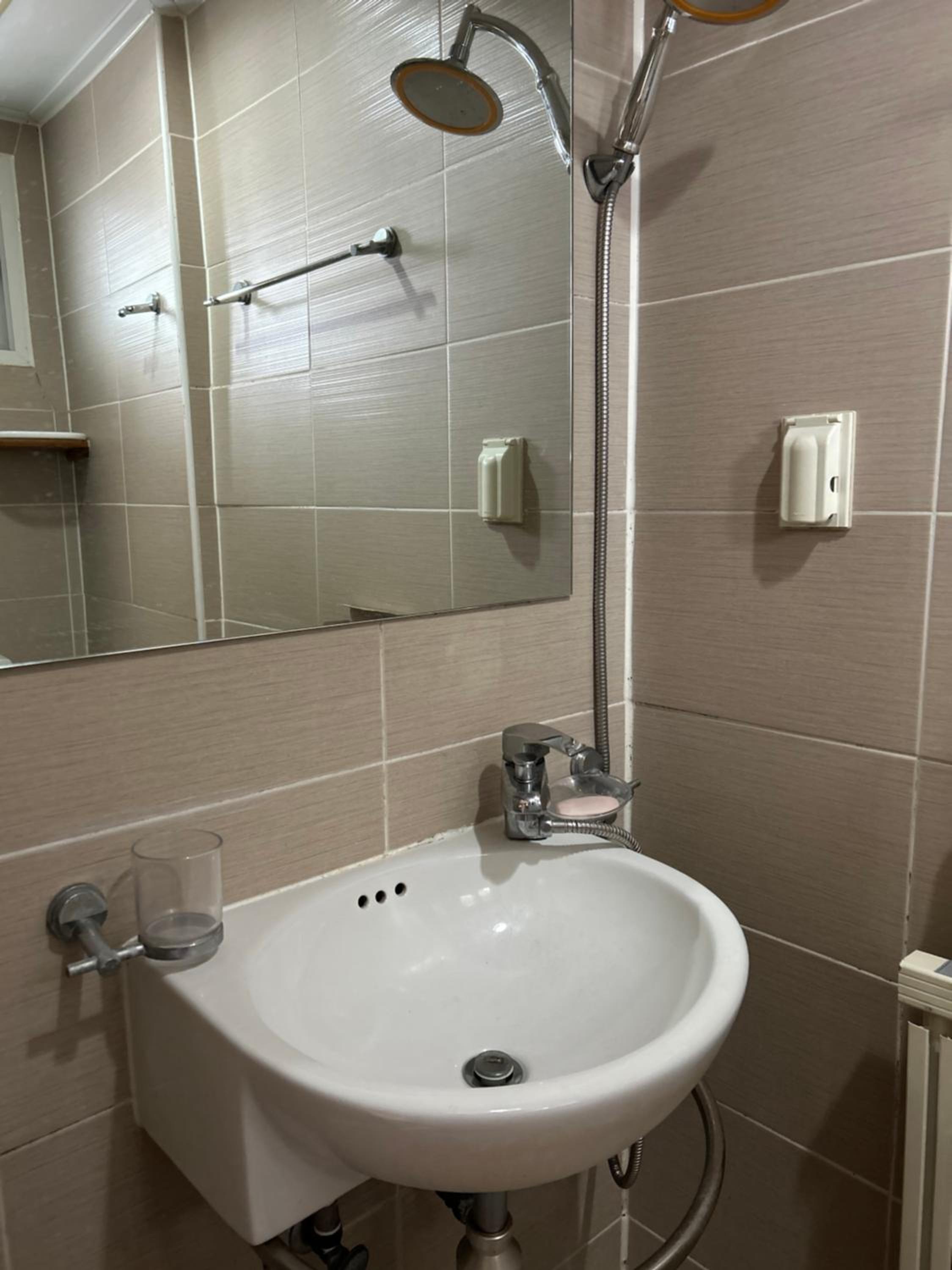 Double Room with Private Bathroom - Photo 11
