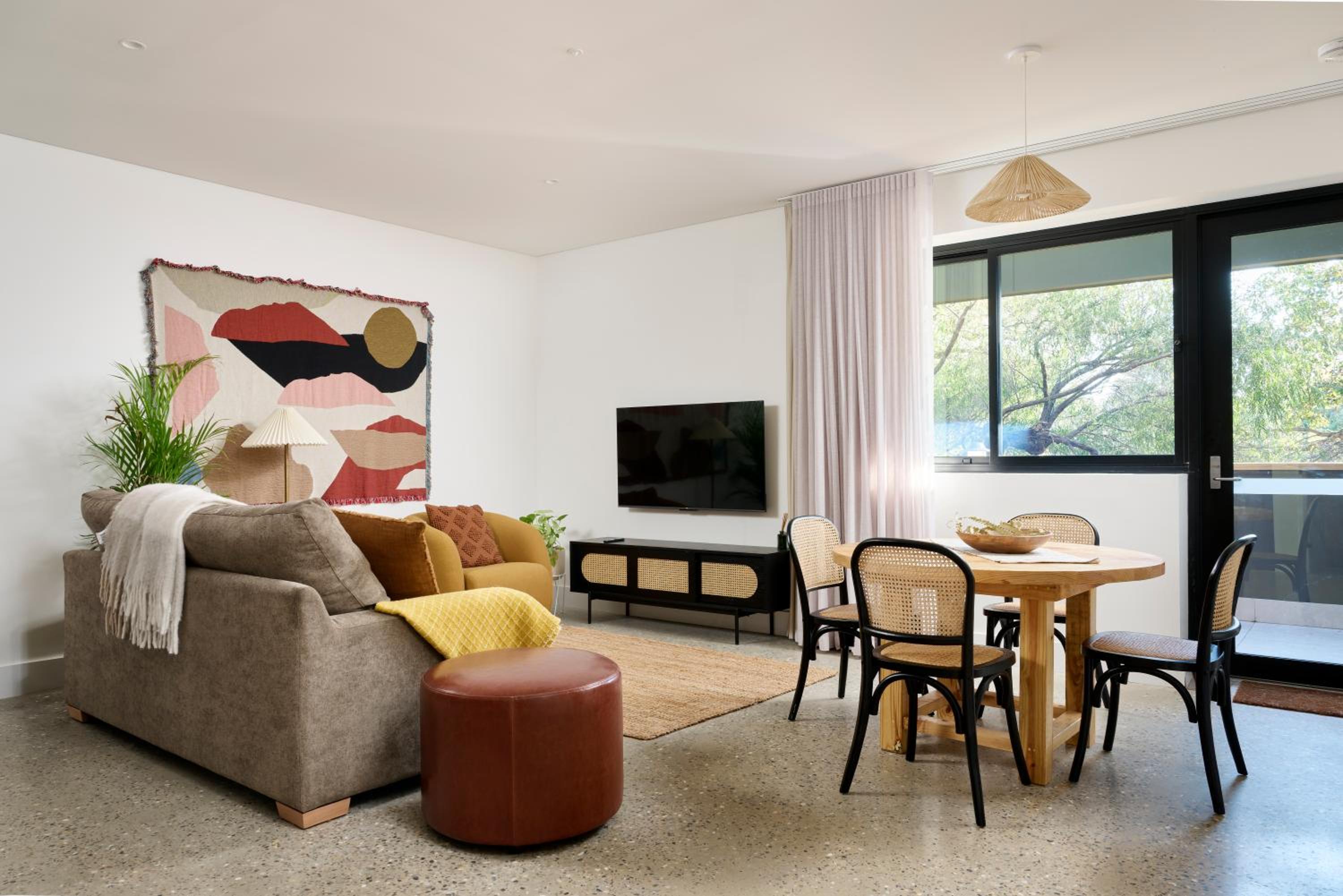 One-Bedroom Apartment photo 2