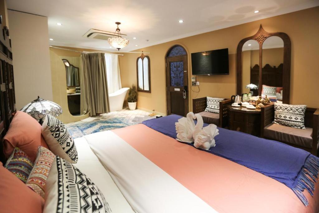 Aqua Family Room photo 2
