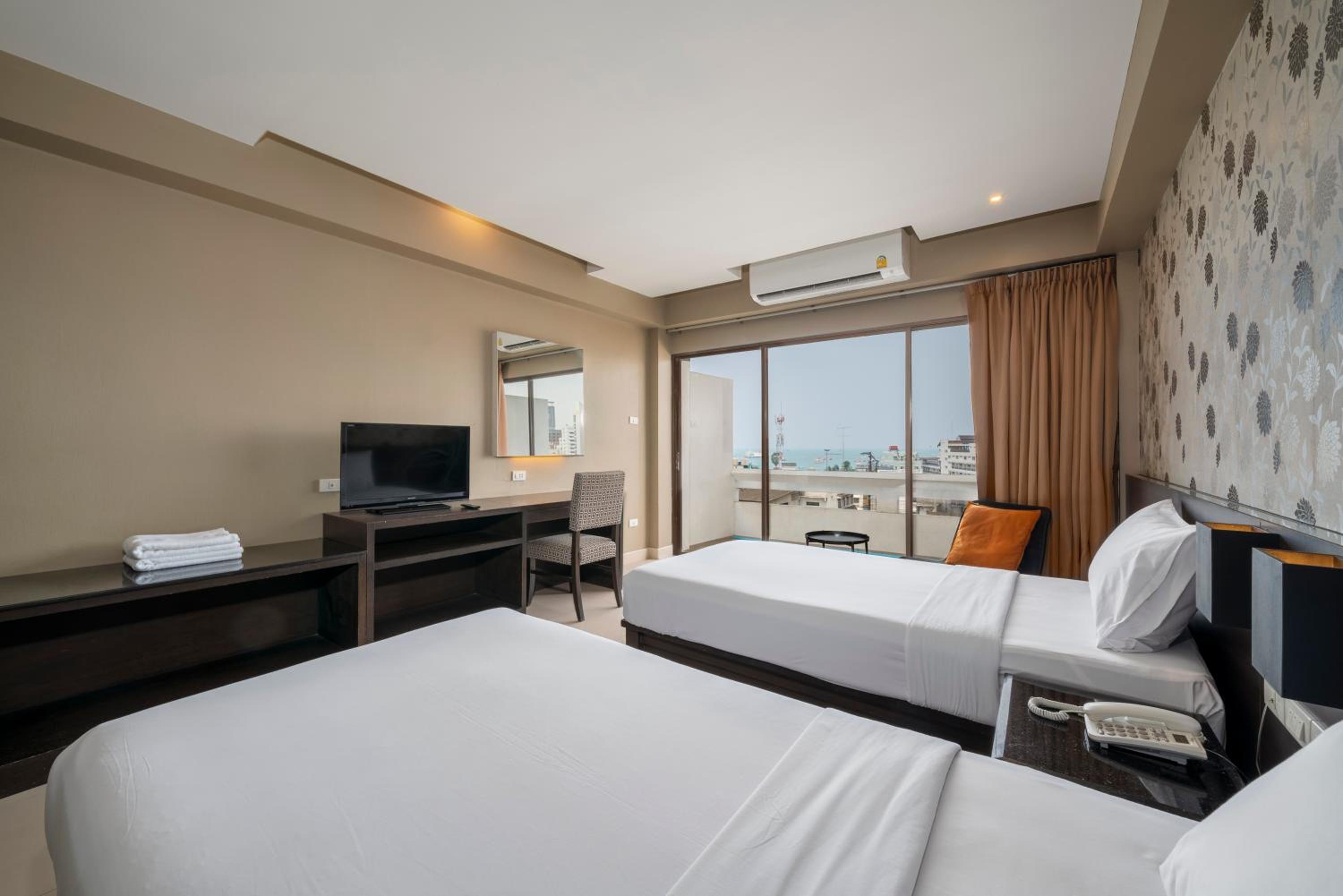 Superior Room with City View - Photo 20