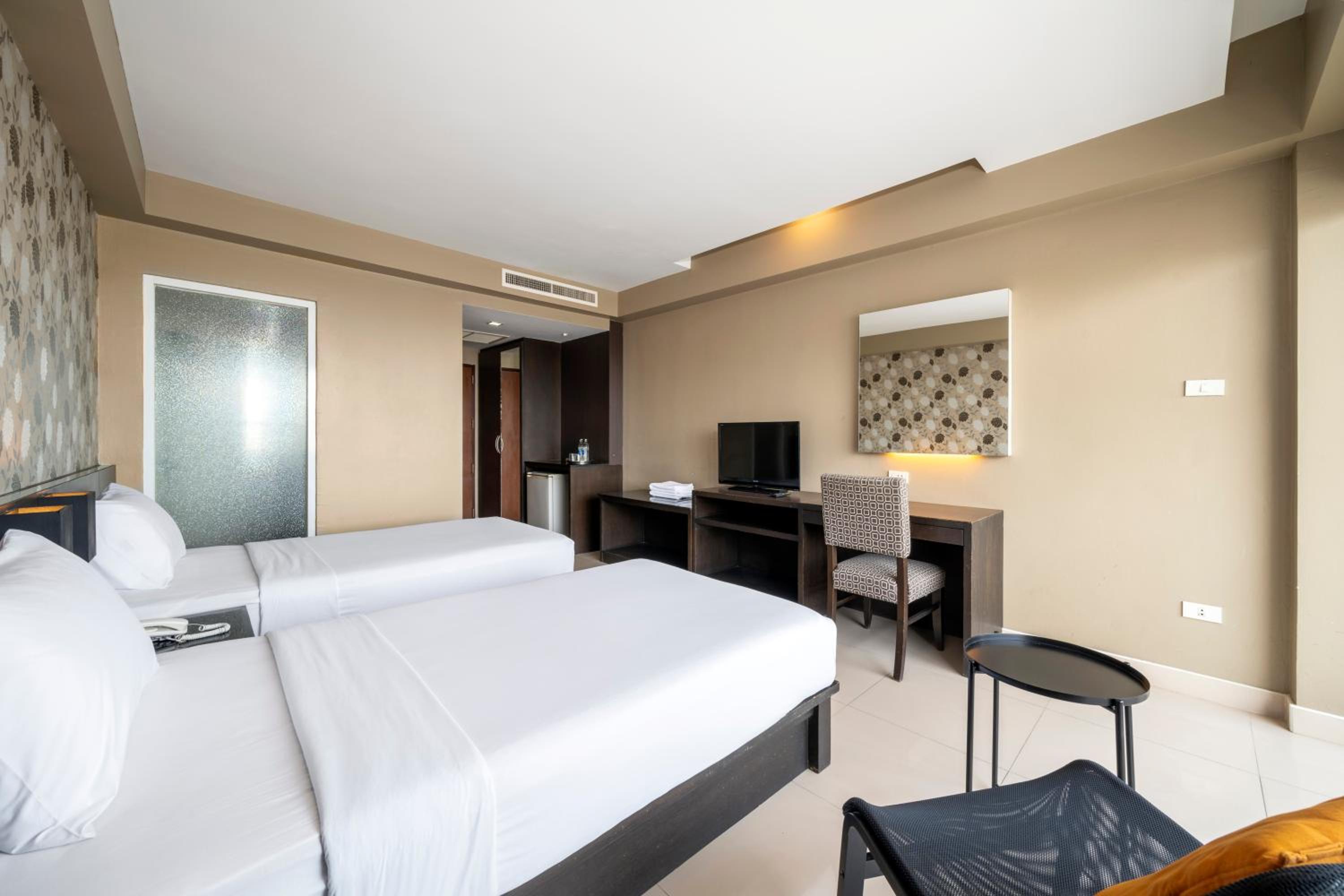 Superior Room with City View - Photo 19