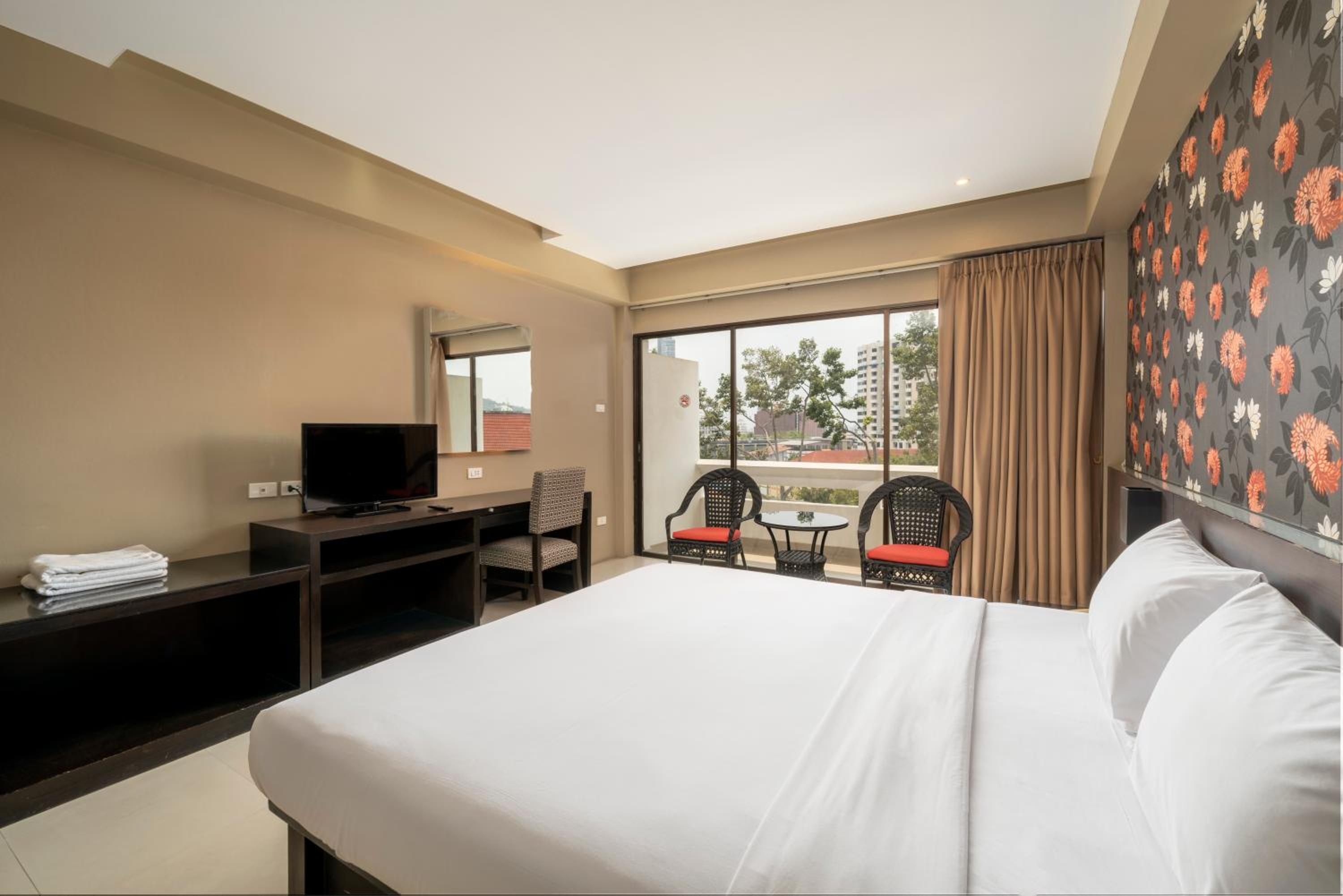 Superior Room with City View - Photo 18