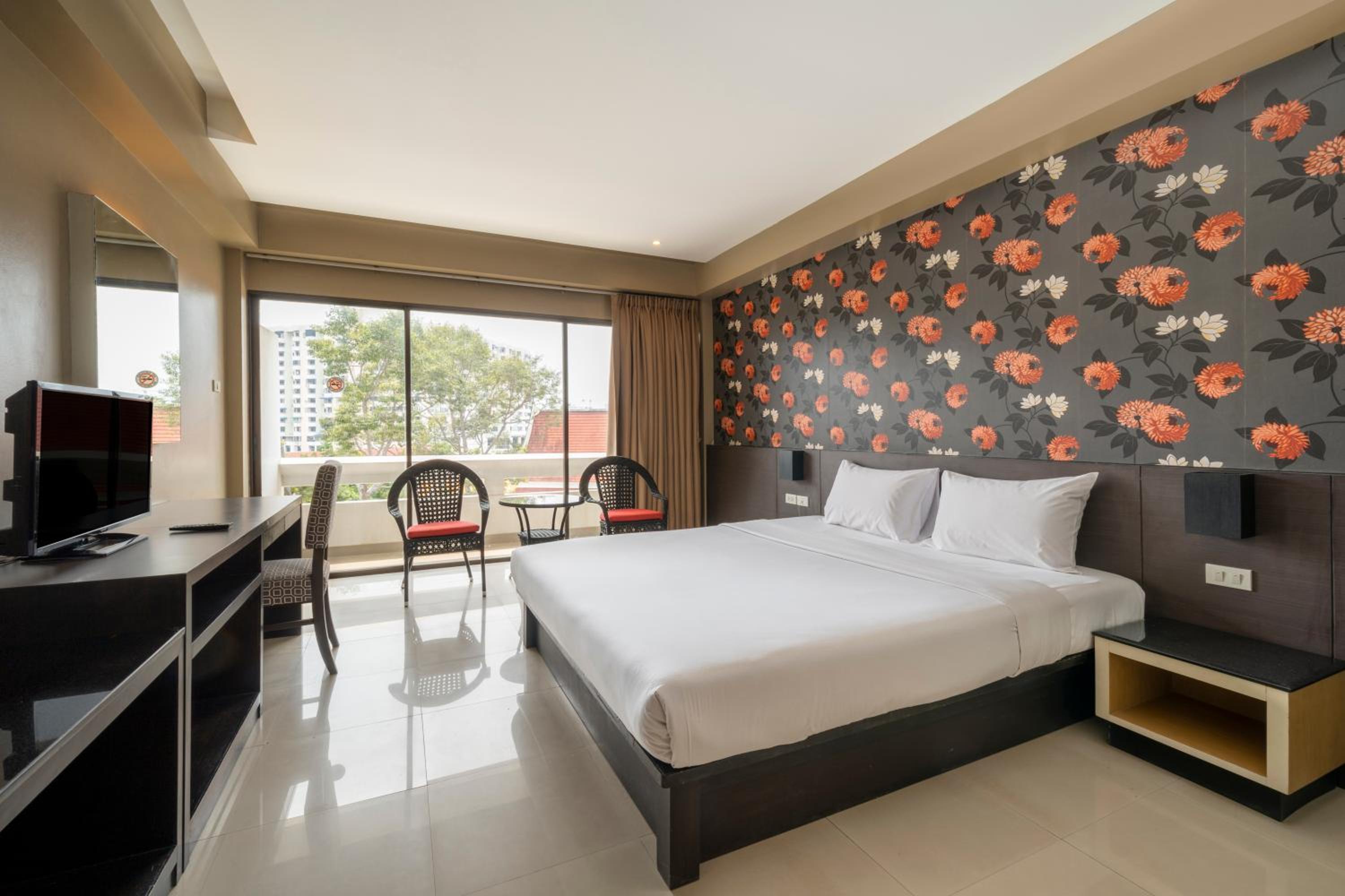Superior Room with City View - Photo 17
