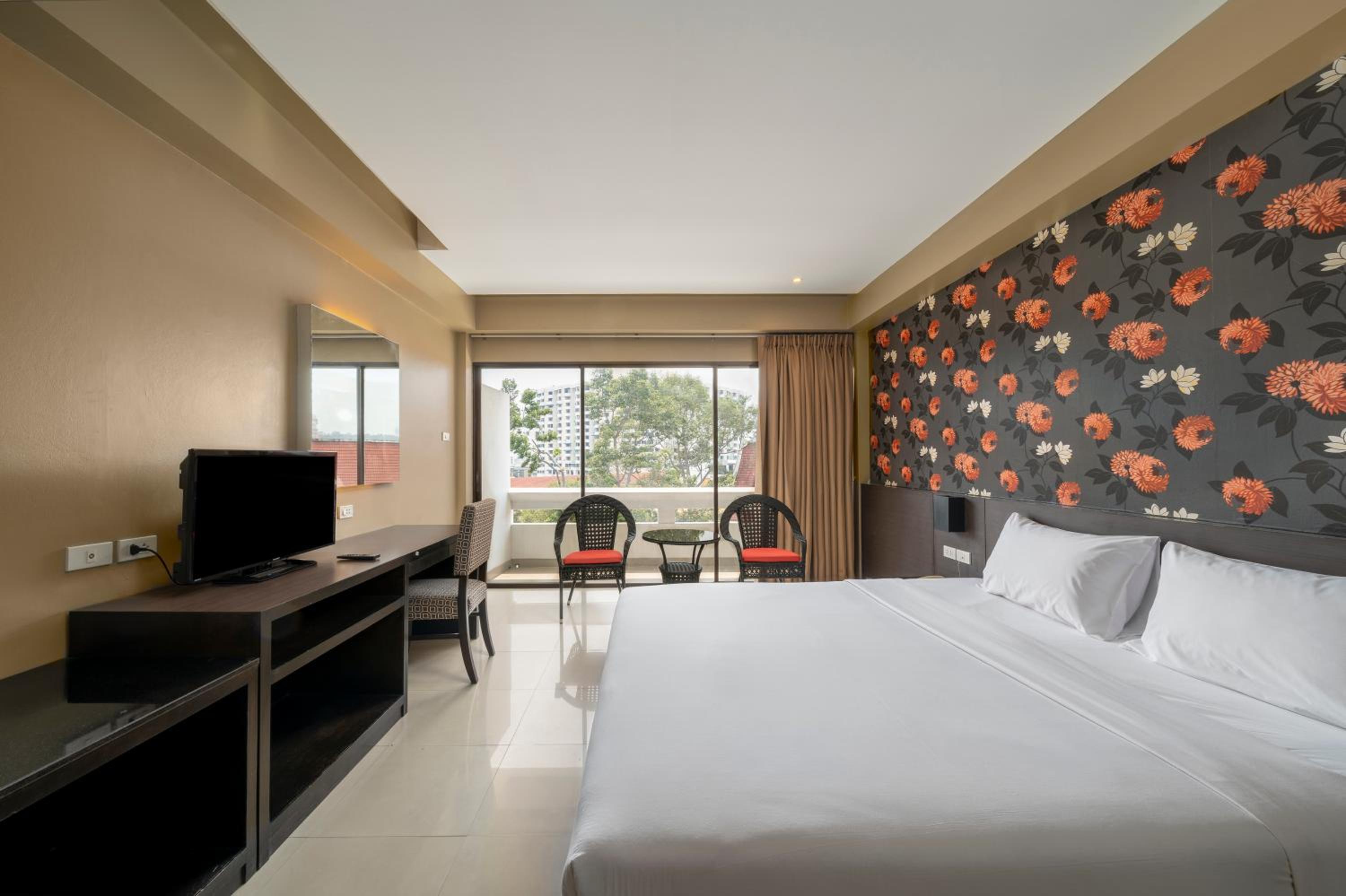 Superior Room with City View - Photo 16