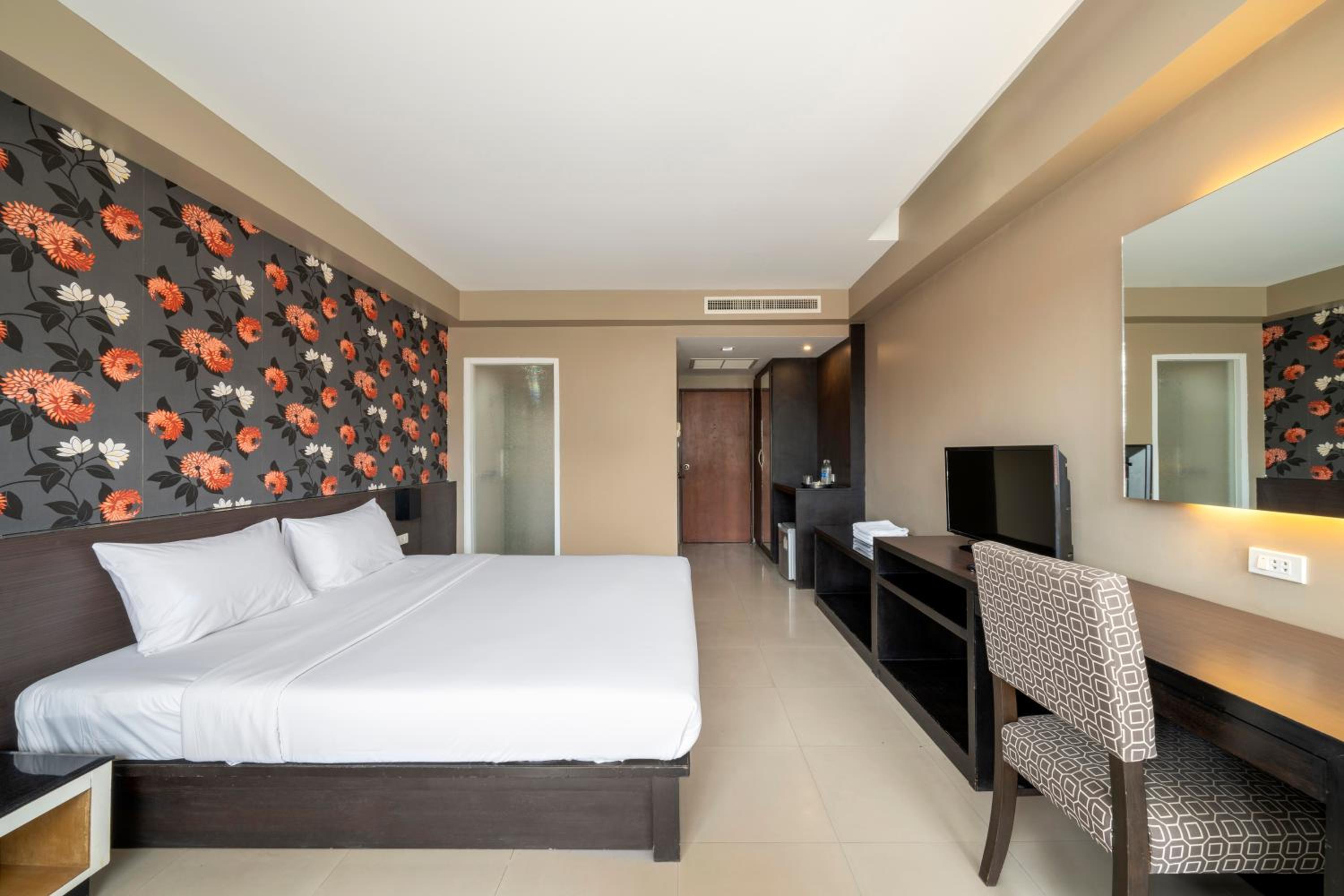 Superior Room with City View - Photo 15