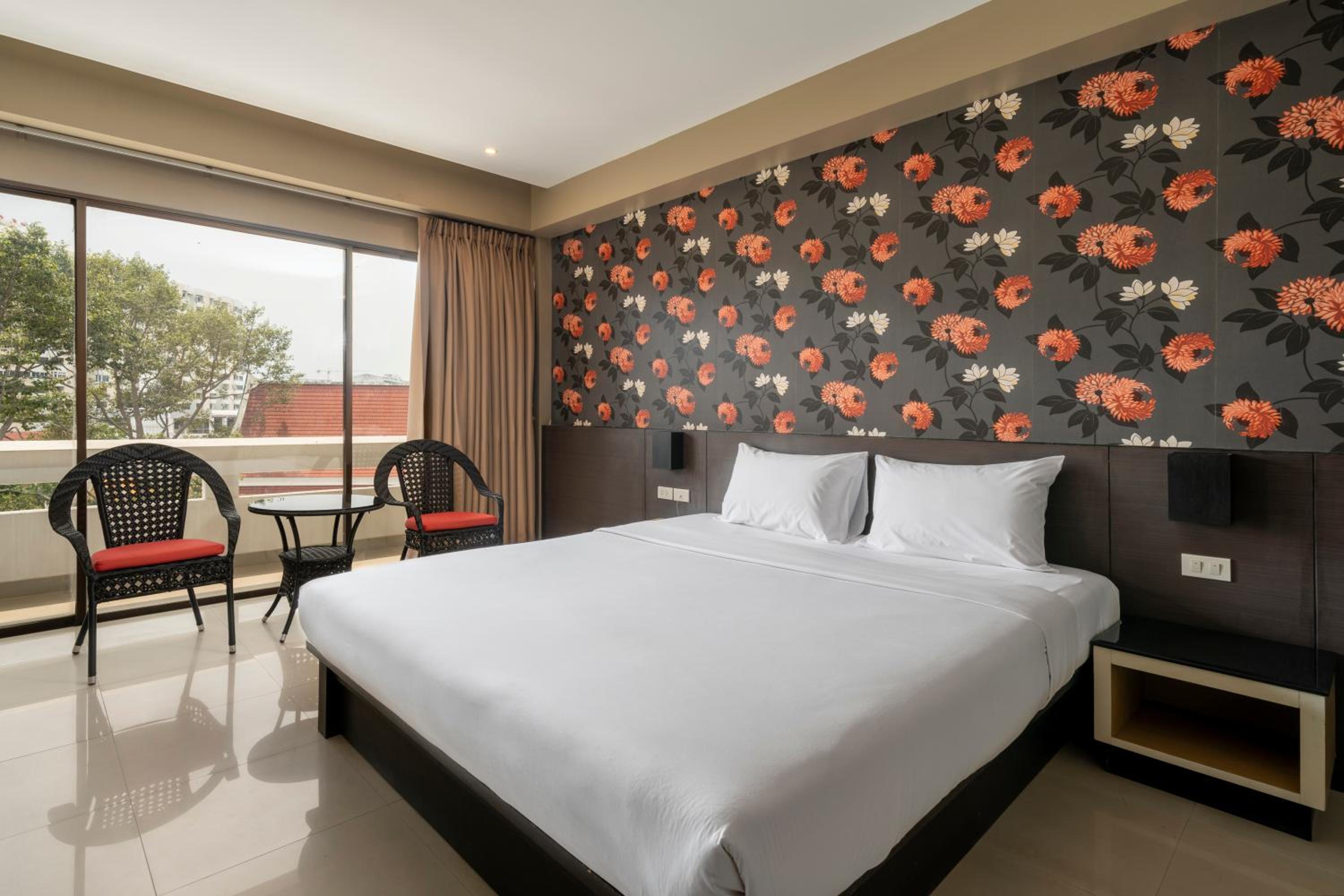 Superior Room with City View - Photo 14