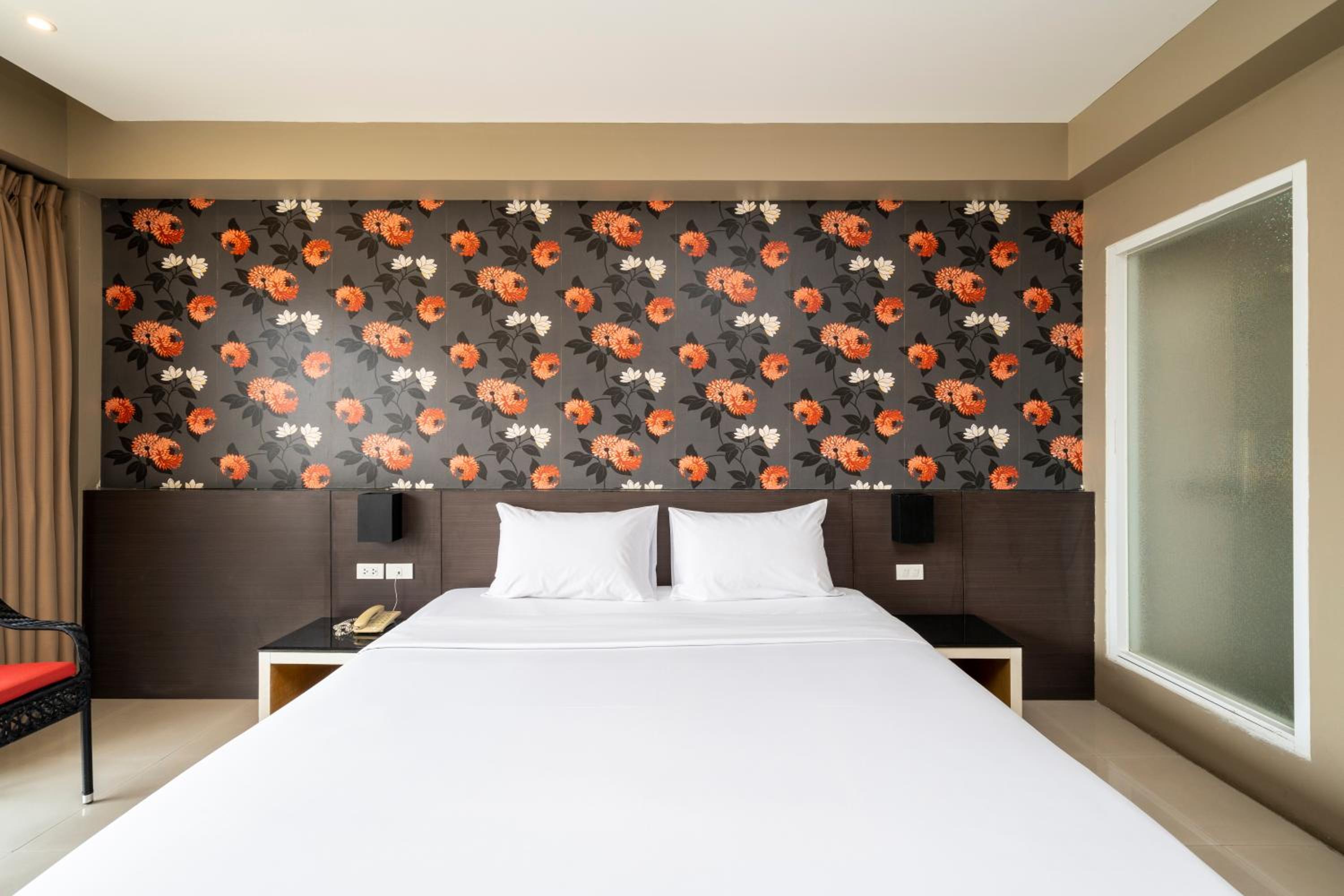 Superior Room with City View - Photo 13