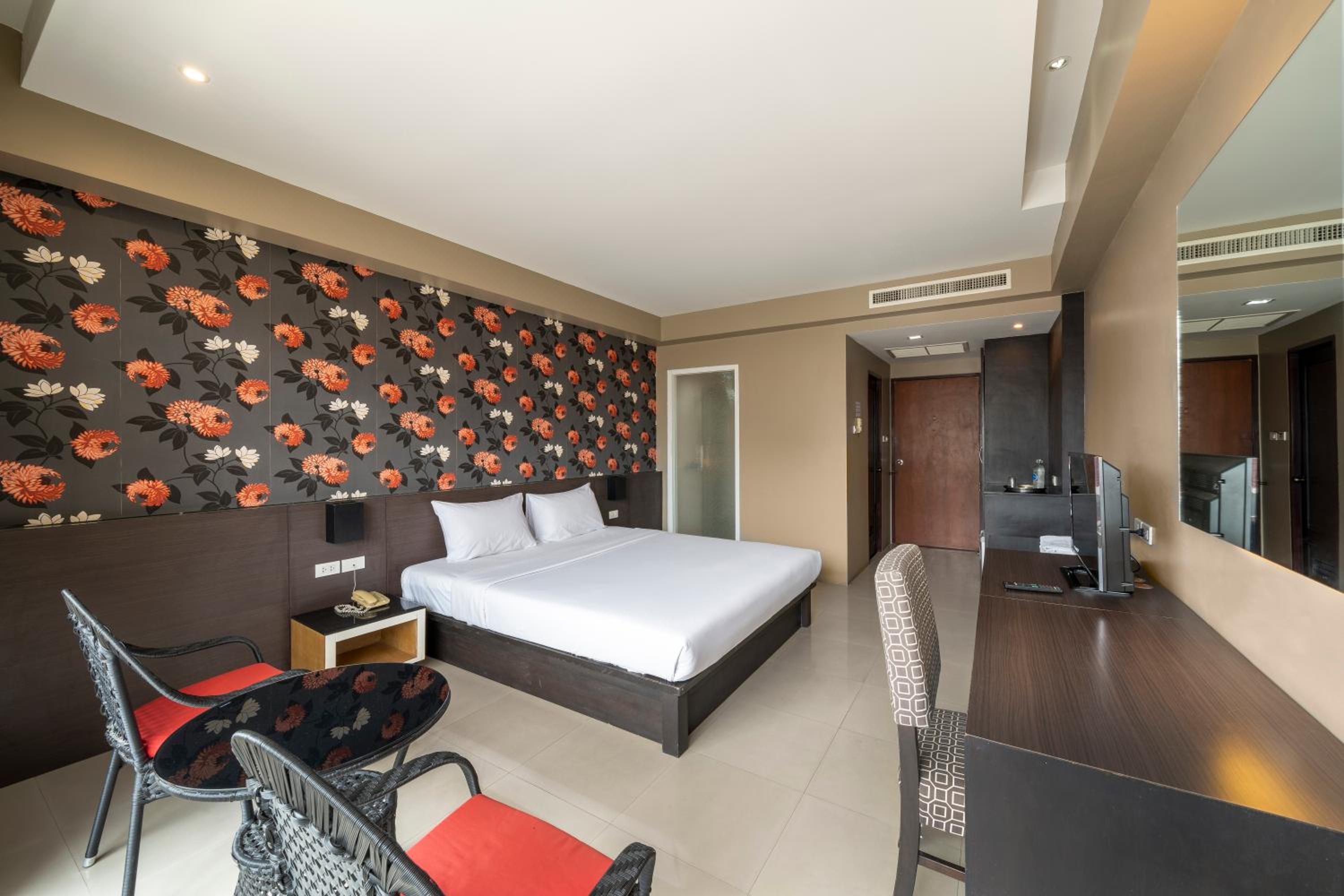 Superior Room with City View - Photo 12