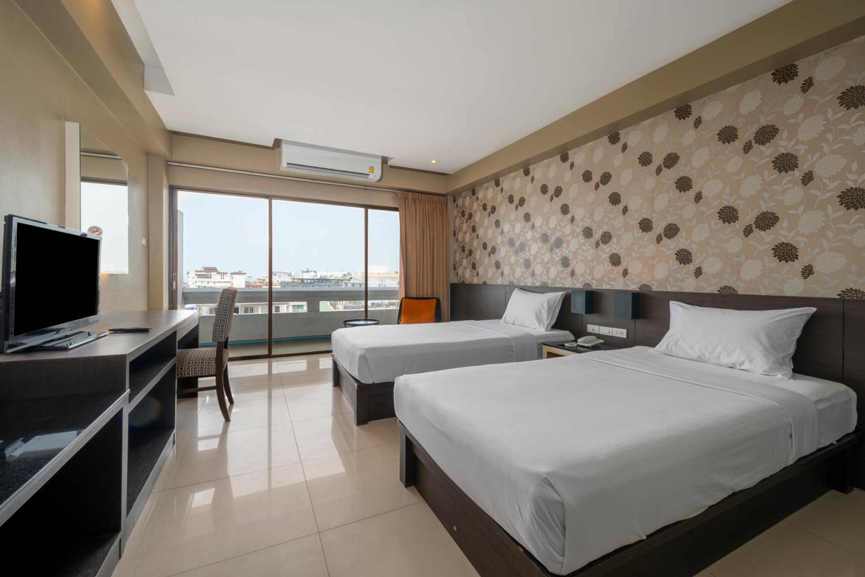 Superior Room with City View - Photo 11