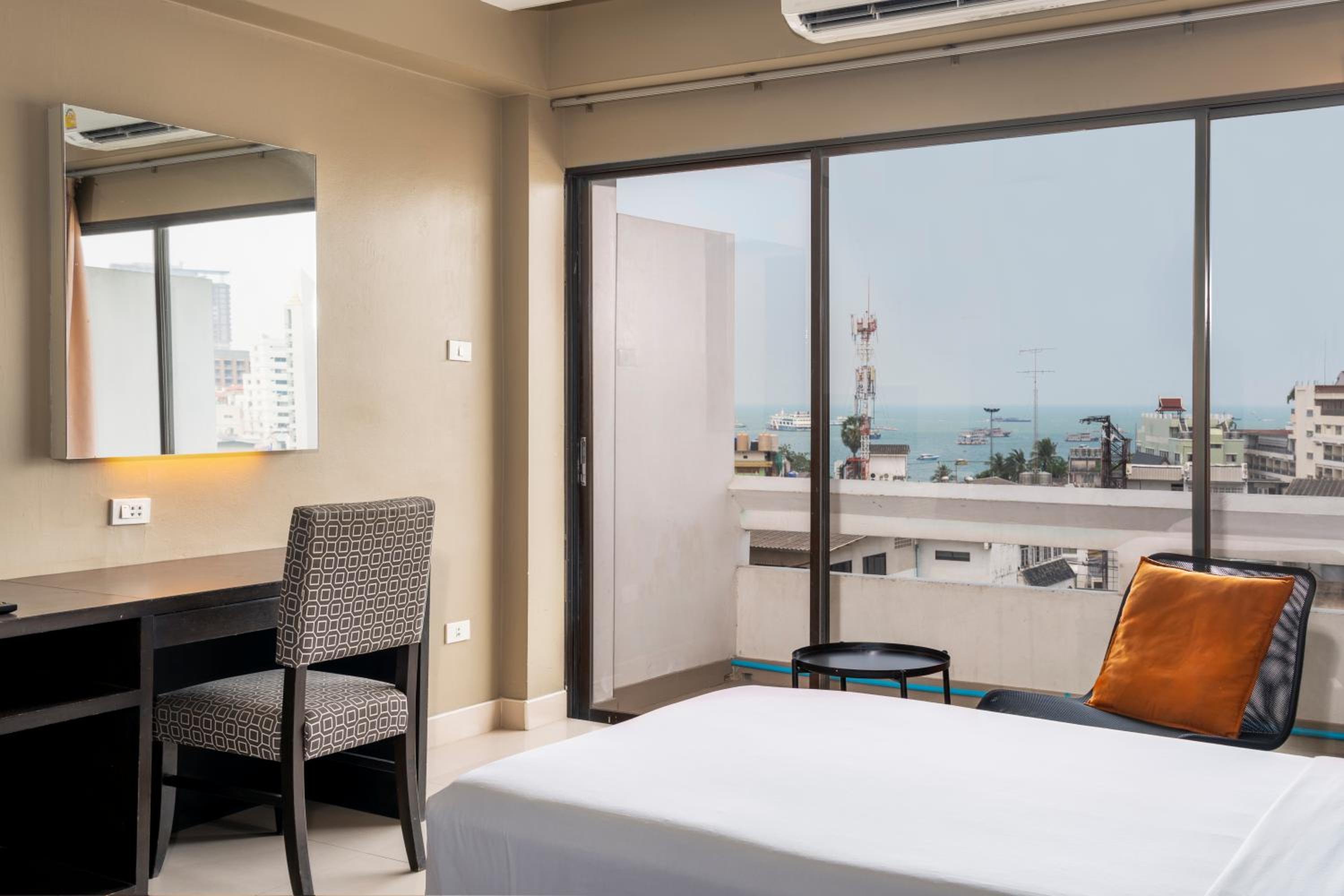 Superior Room with City View - Photo 10