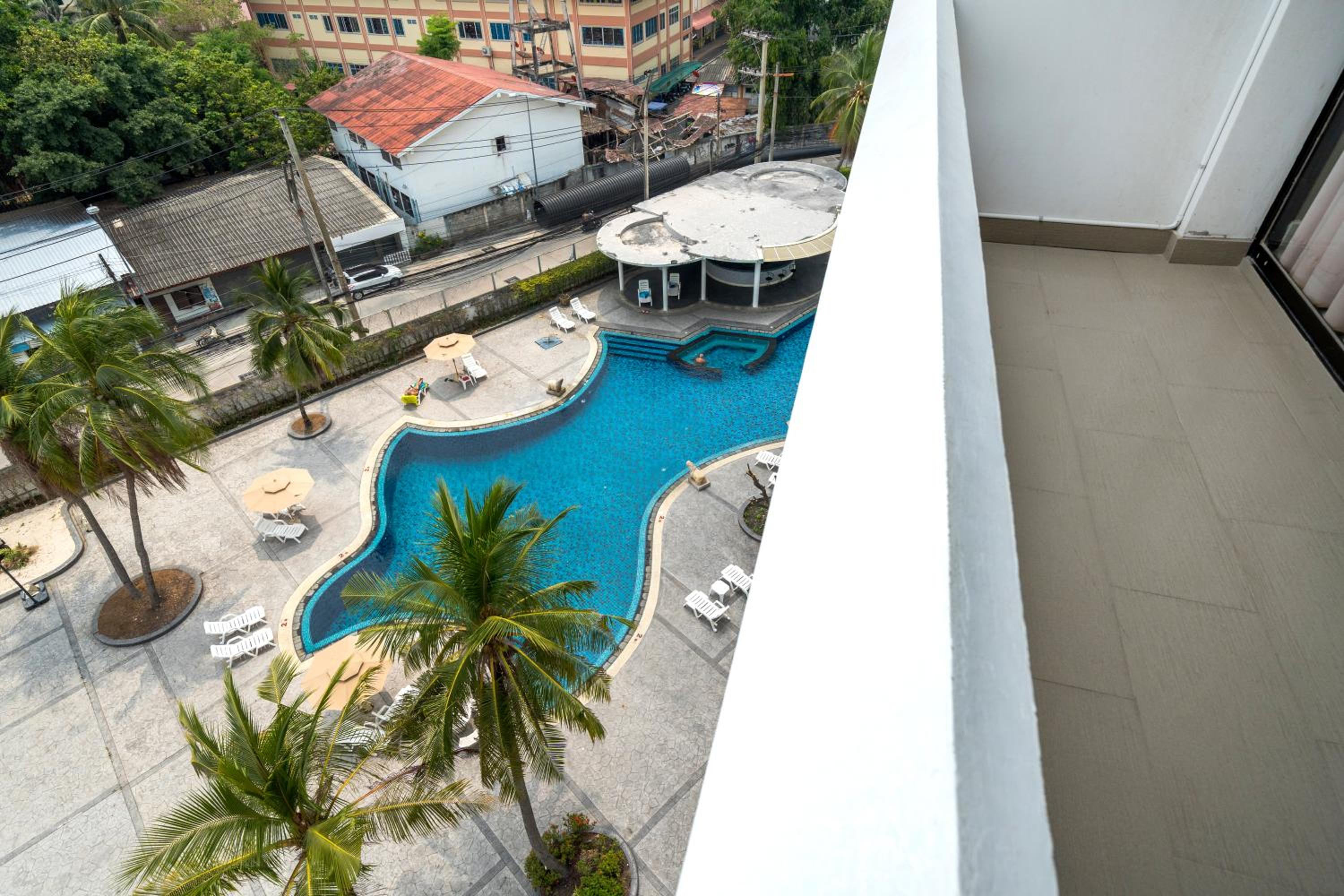 Superior Room with City View - Photo 9