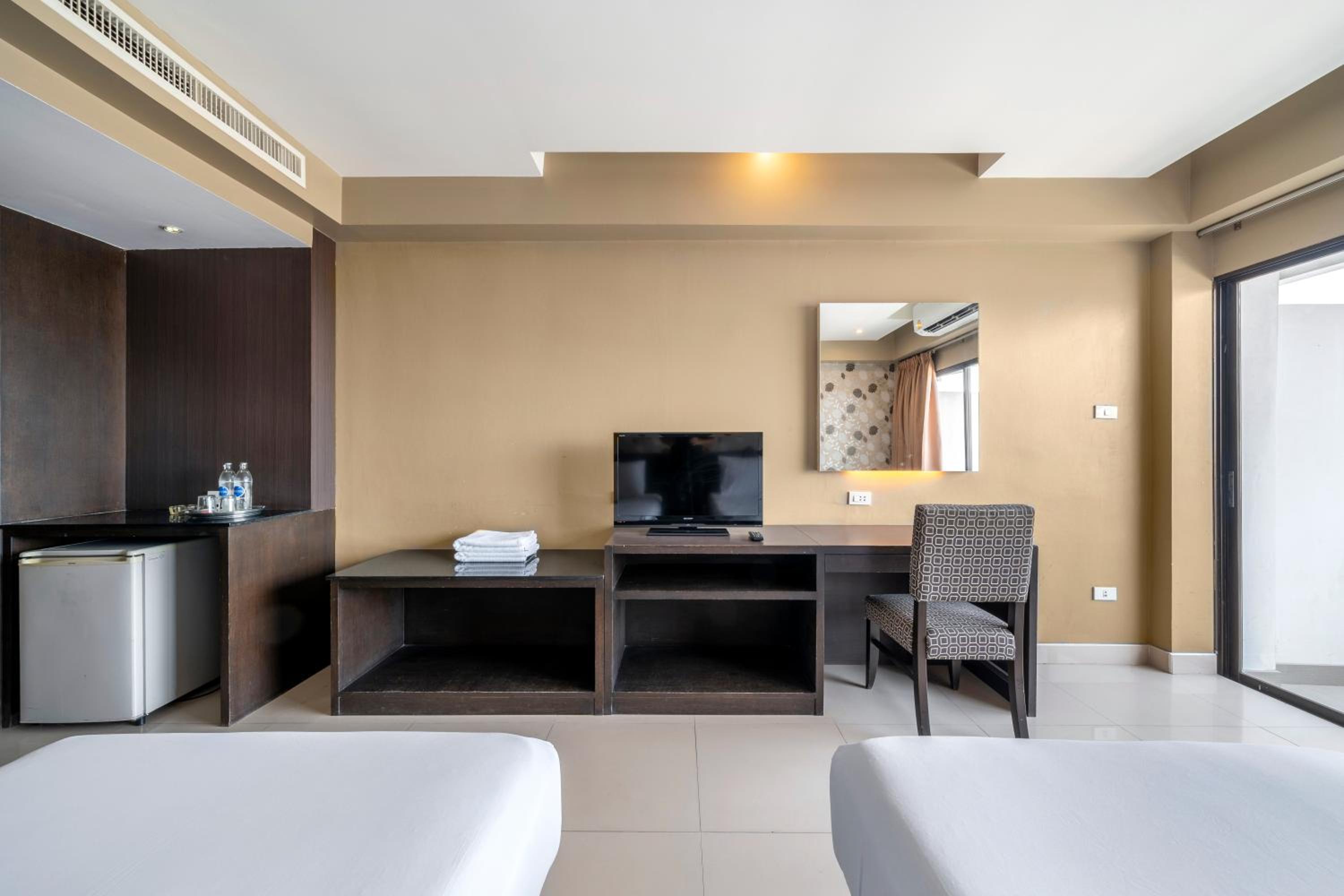 Superior Room with City View - Photo 8