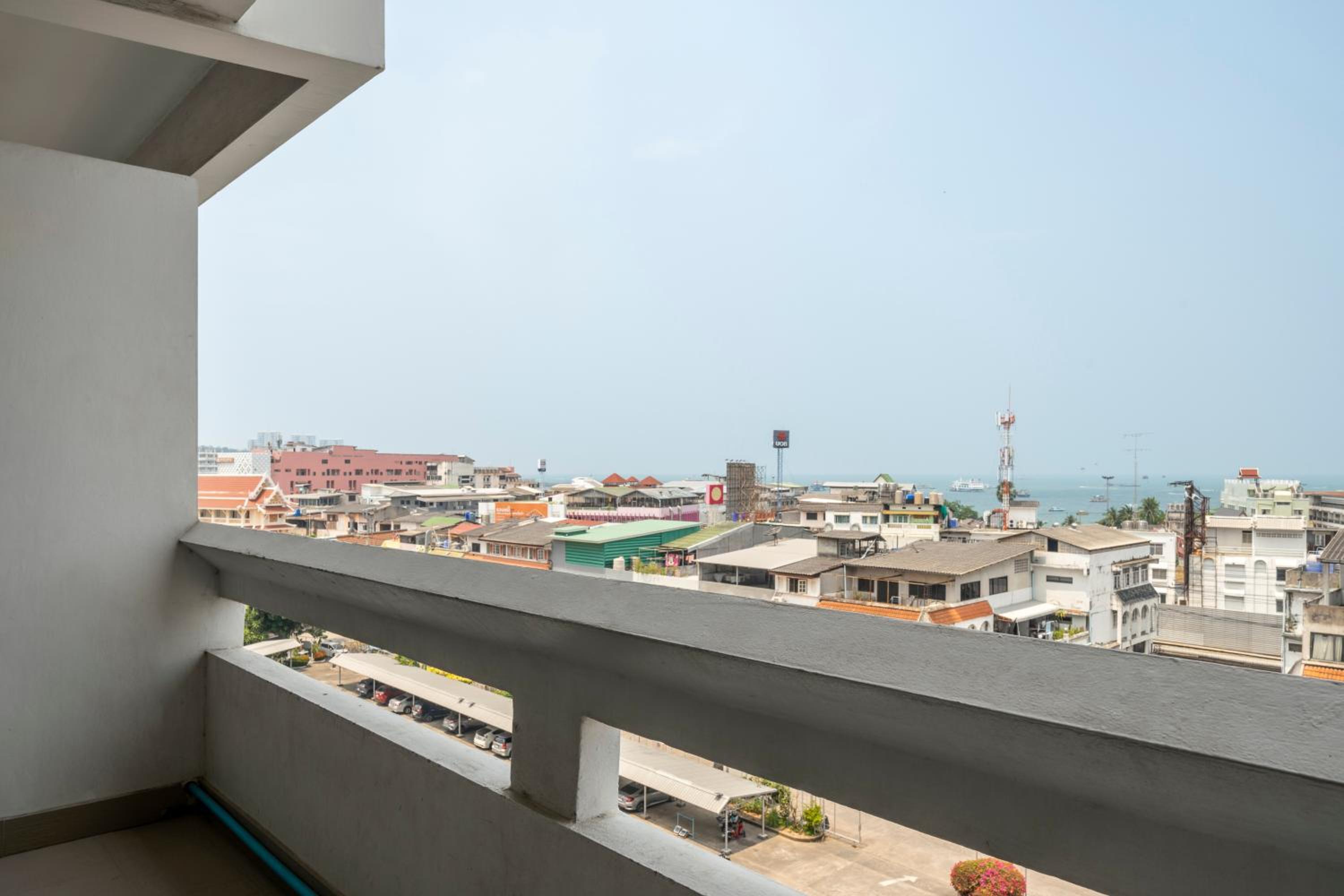 Superior Room with City View - Photo 7