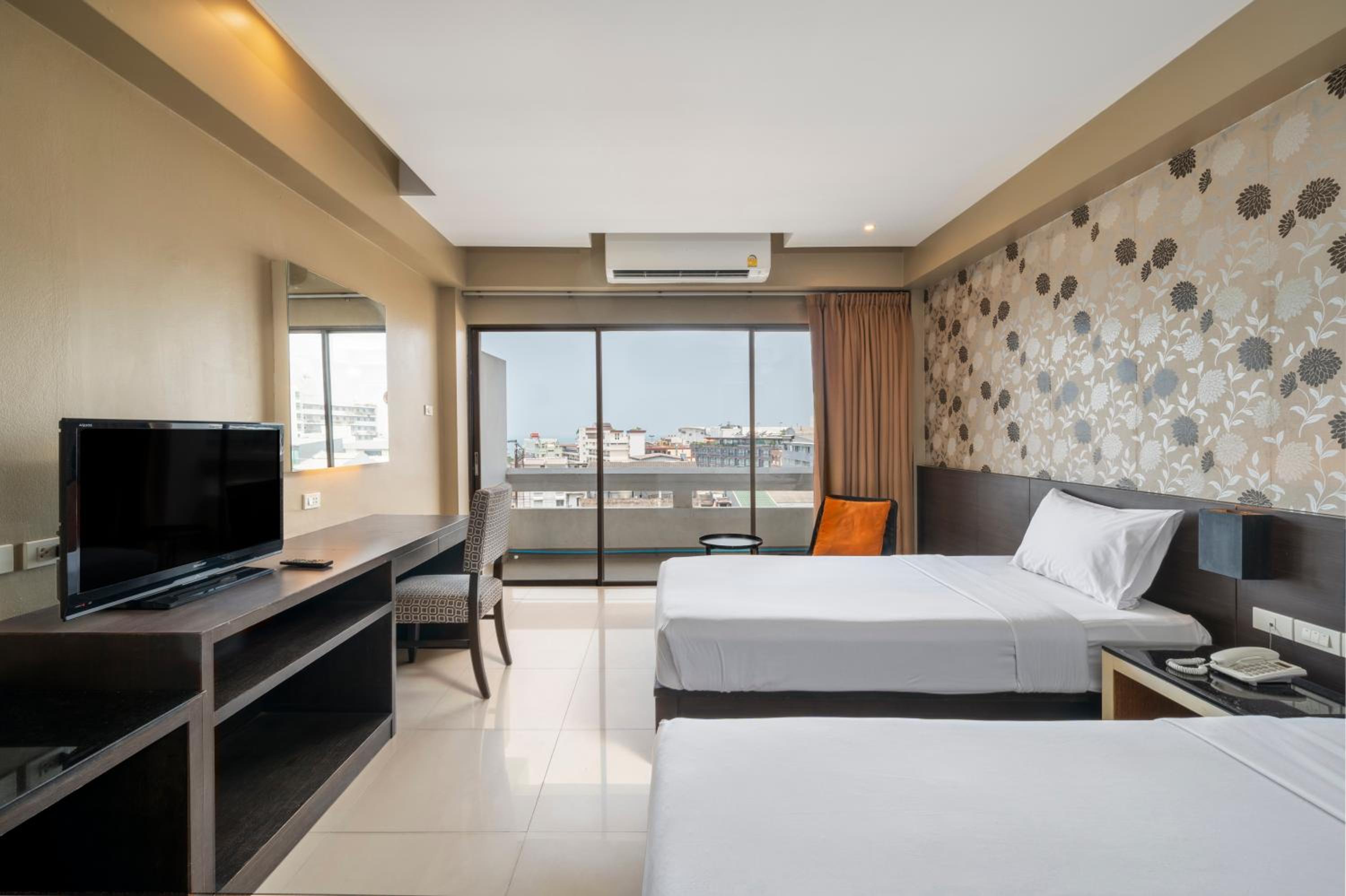 Superior Room with City View - Photo 6