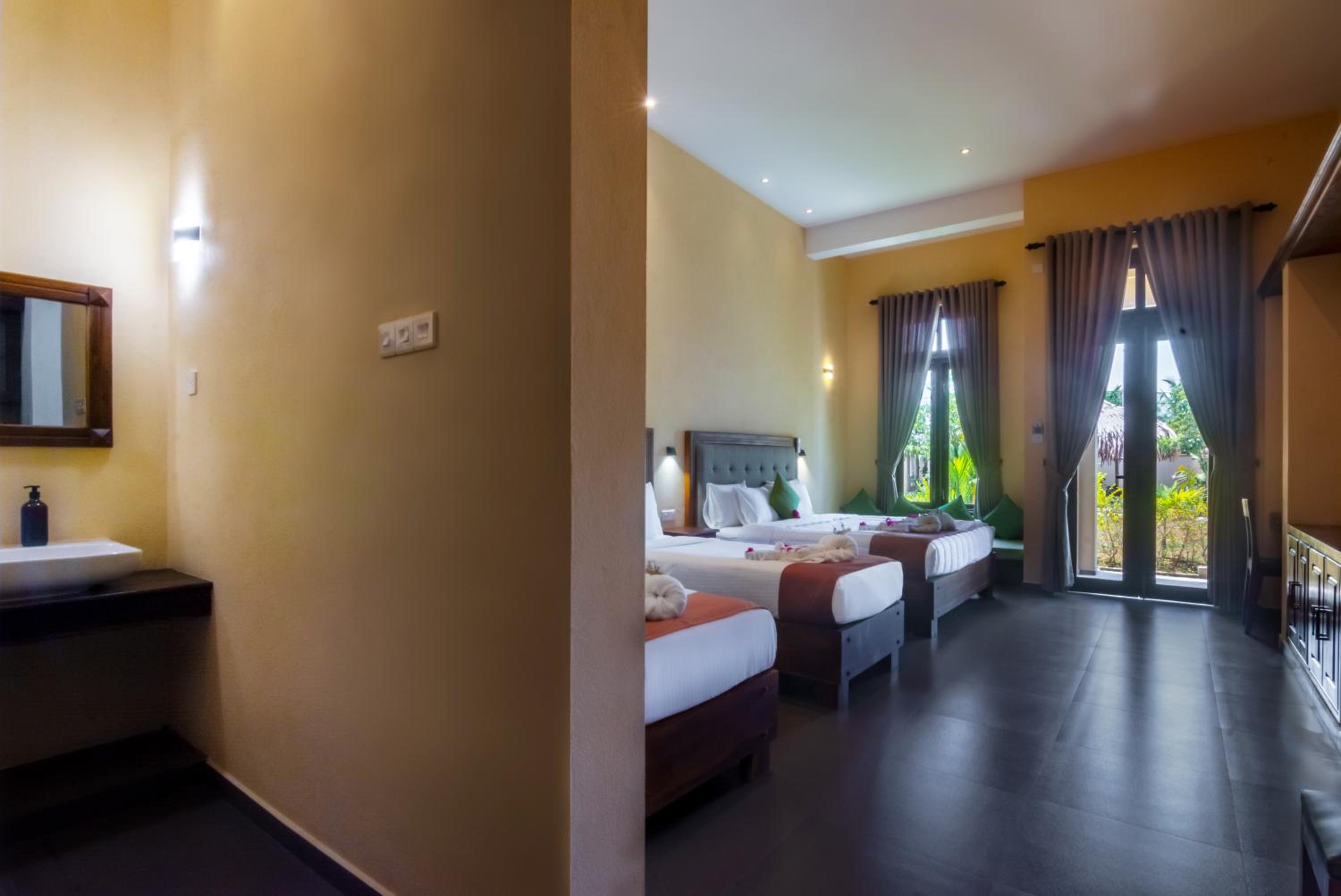 Deluxe Family Suite - Photo 13