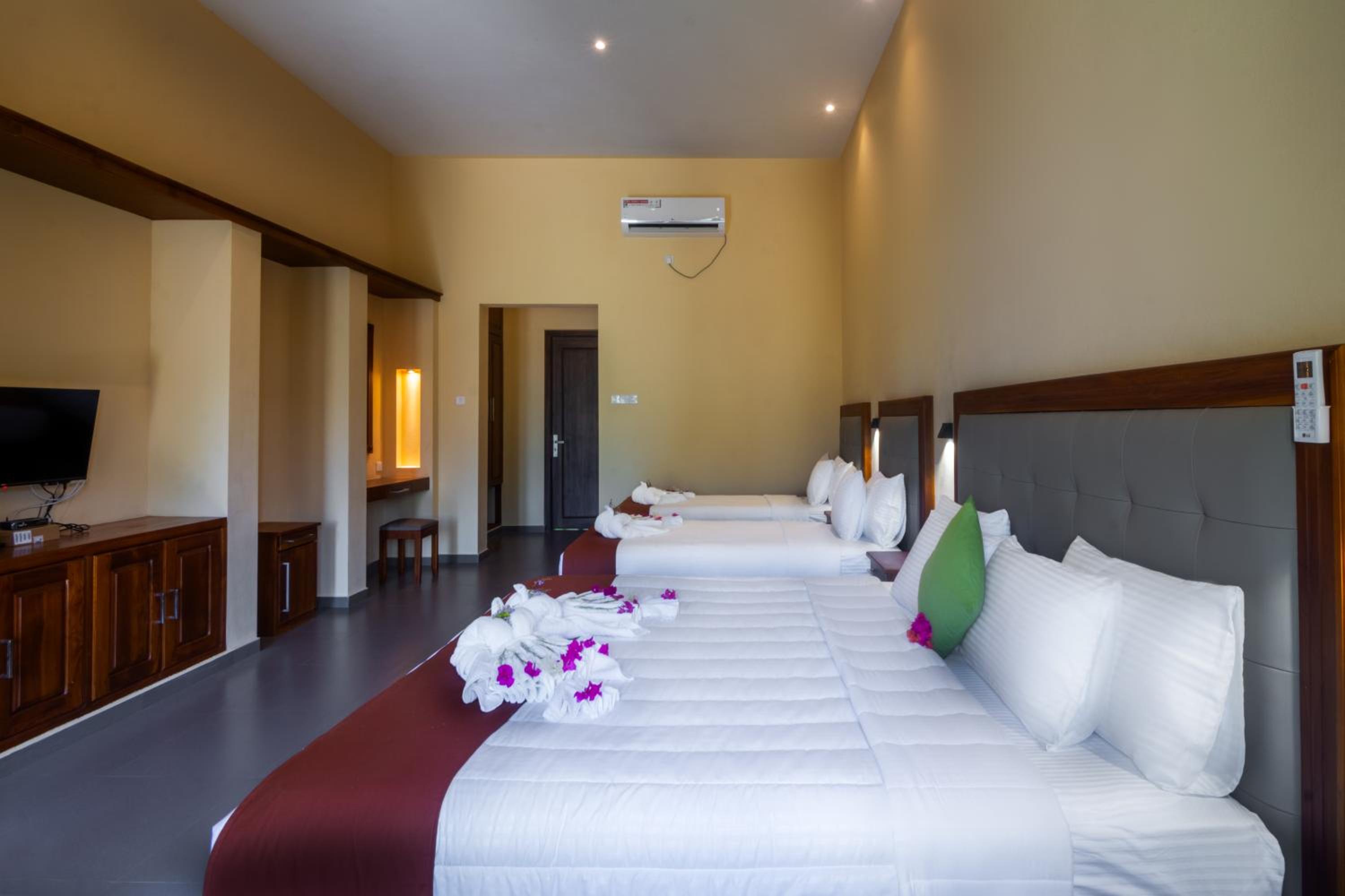 Deluxe Family Suite - Photo 12