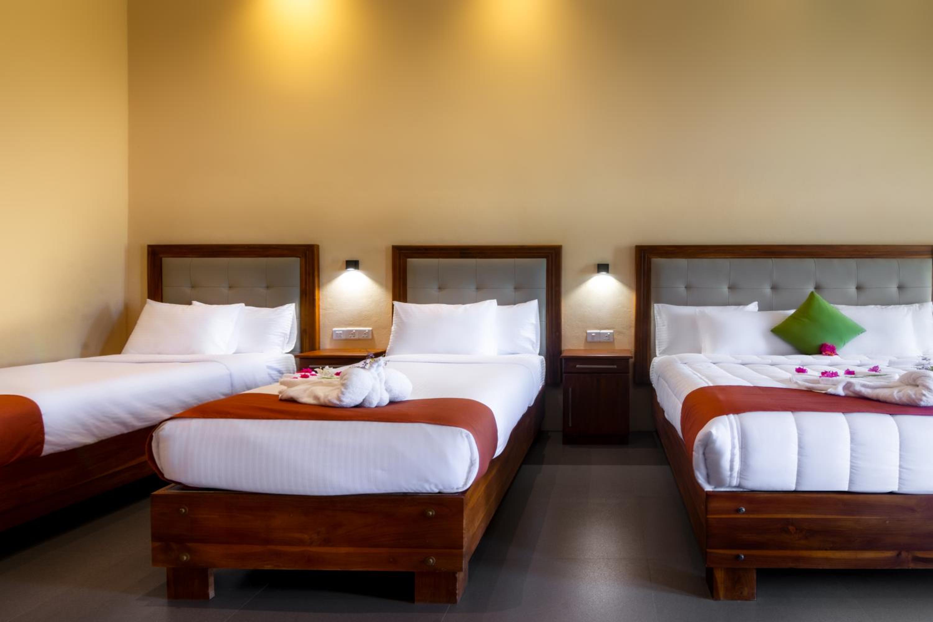 Deluxe Family Suite - Photo 10
