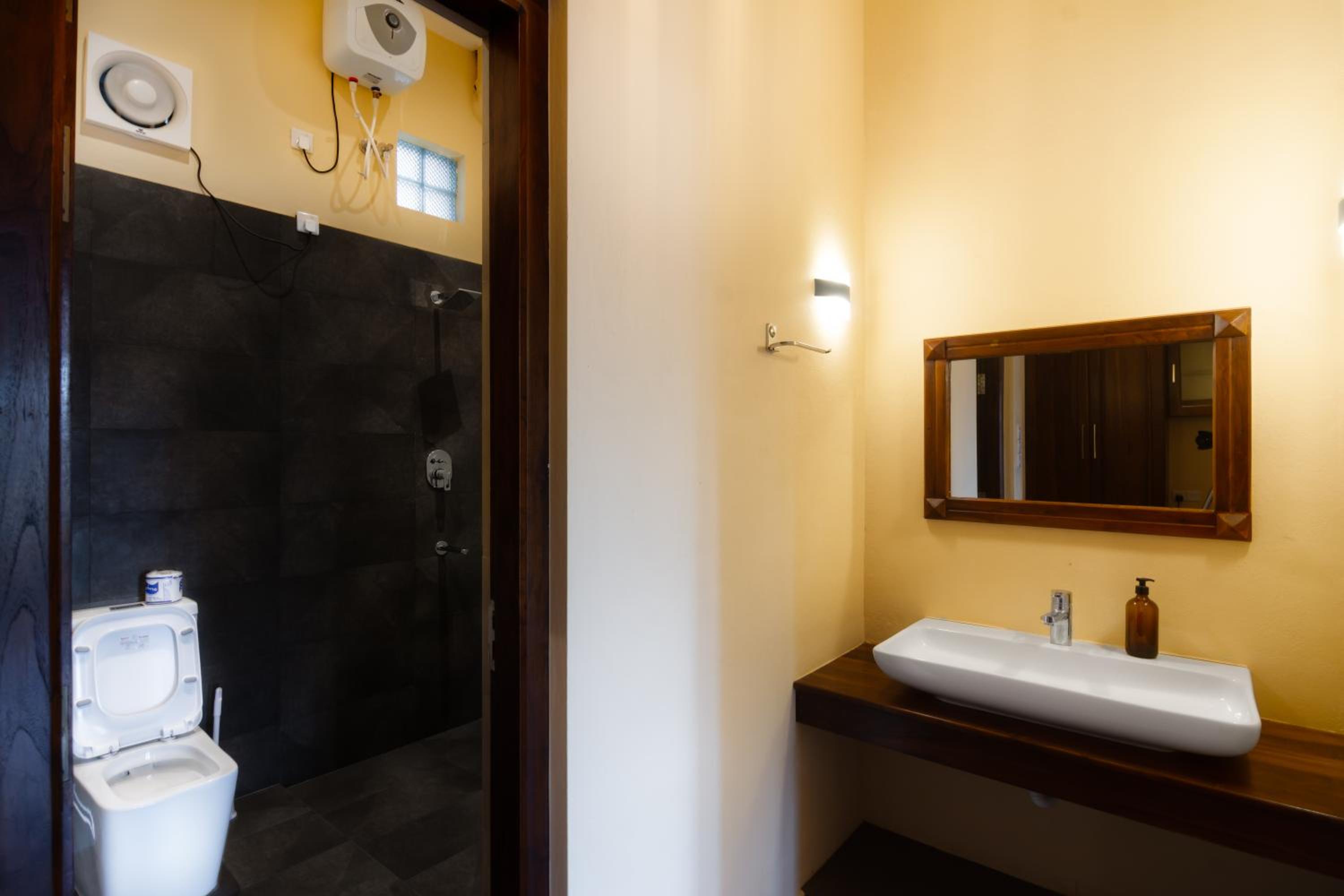 Deluxe Family Suite - Photo 11