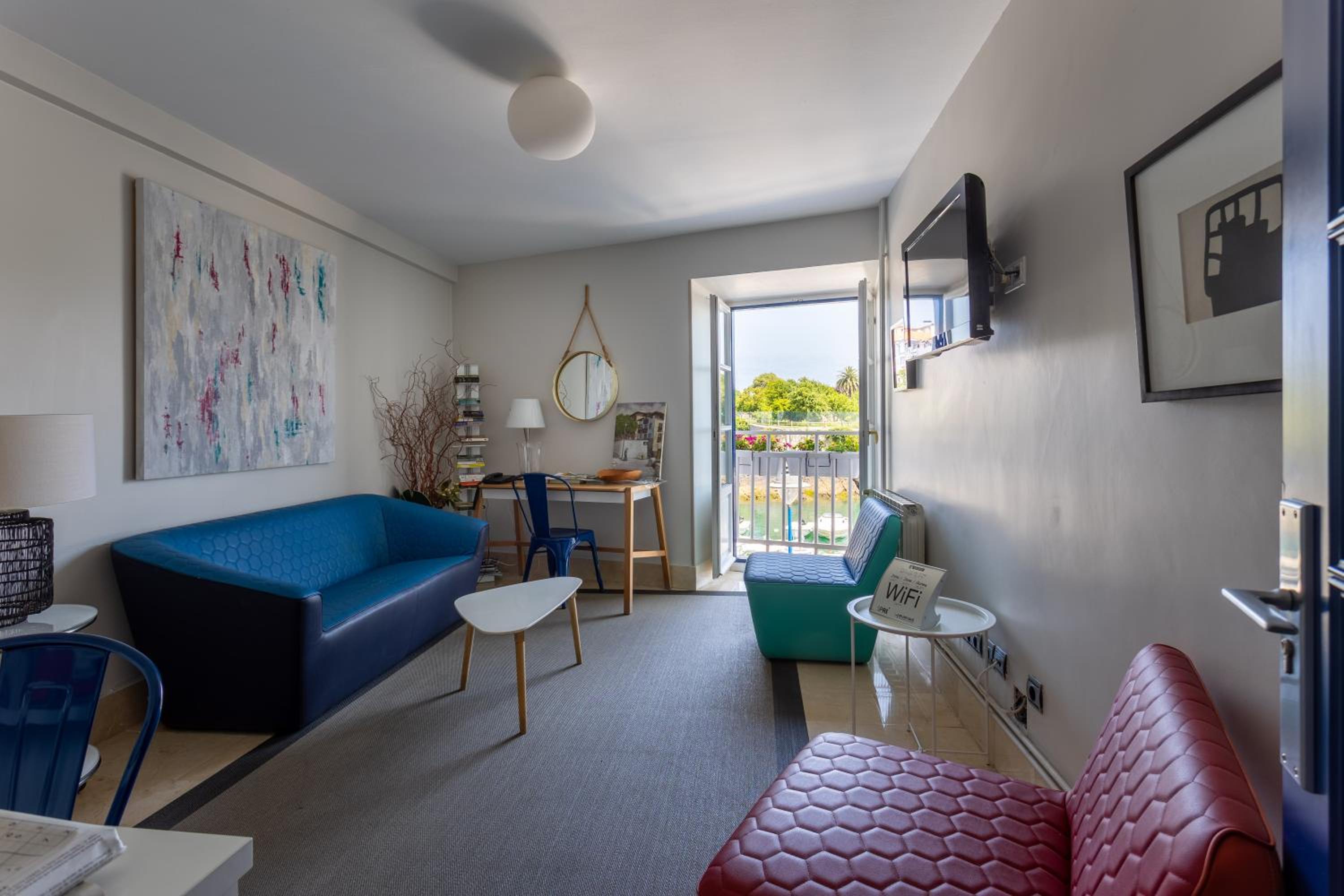 Double Room with Balcony and Sea View - Photo 3