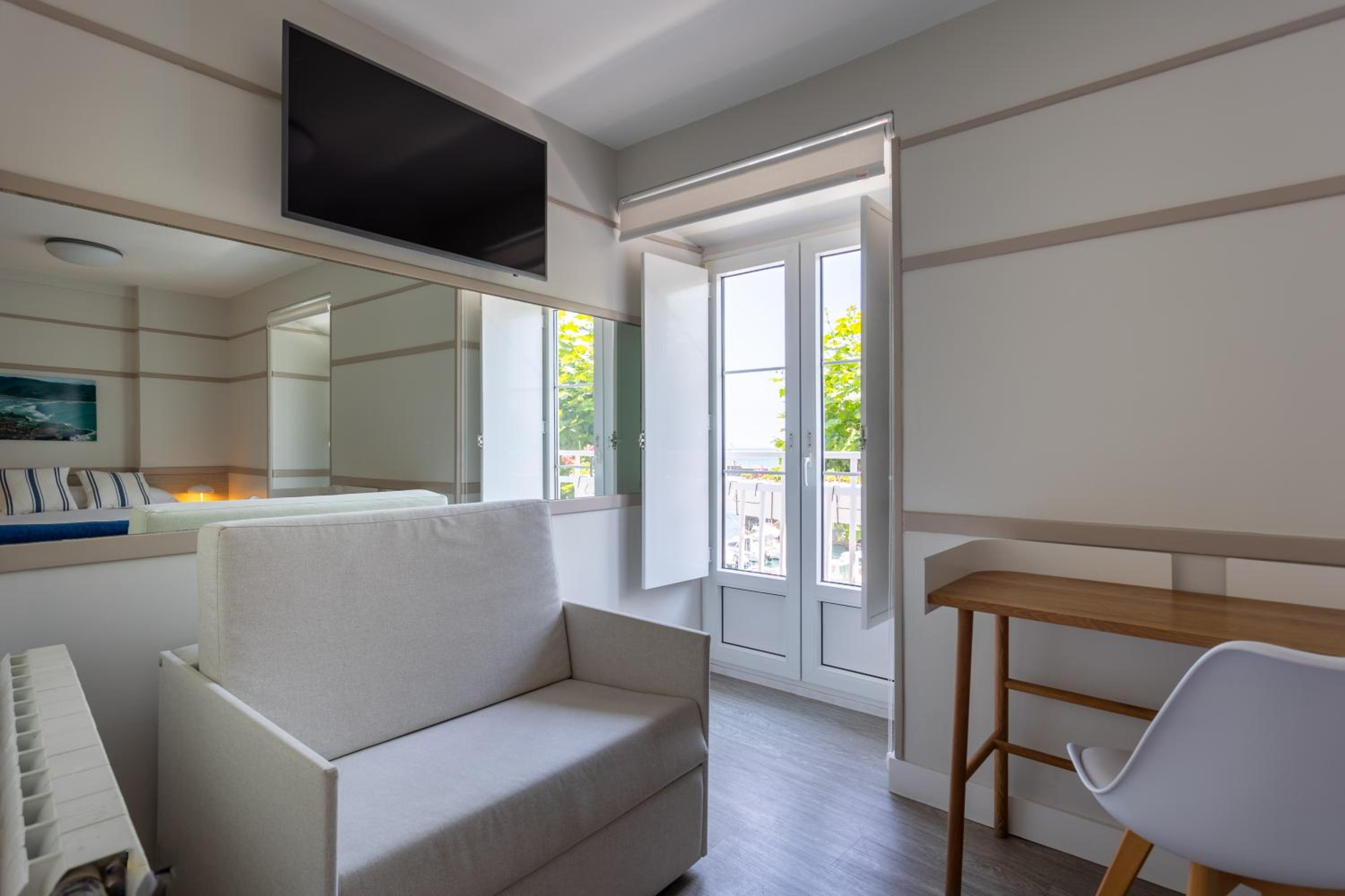 Double Room with Balcony and Sea View - Photo 8