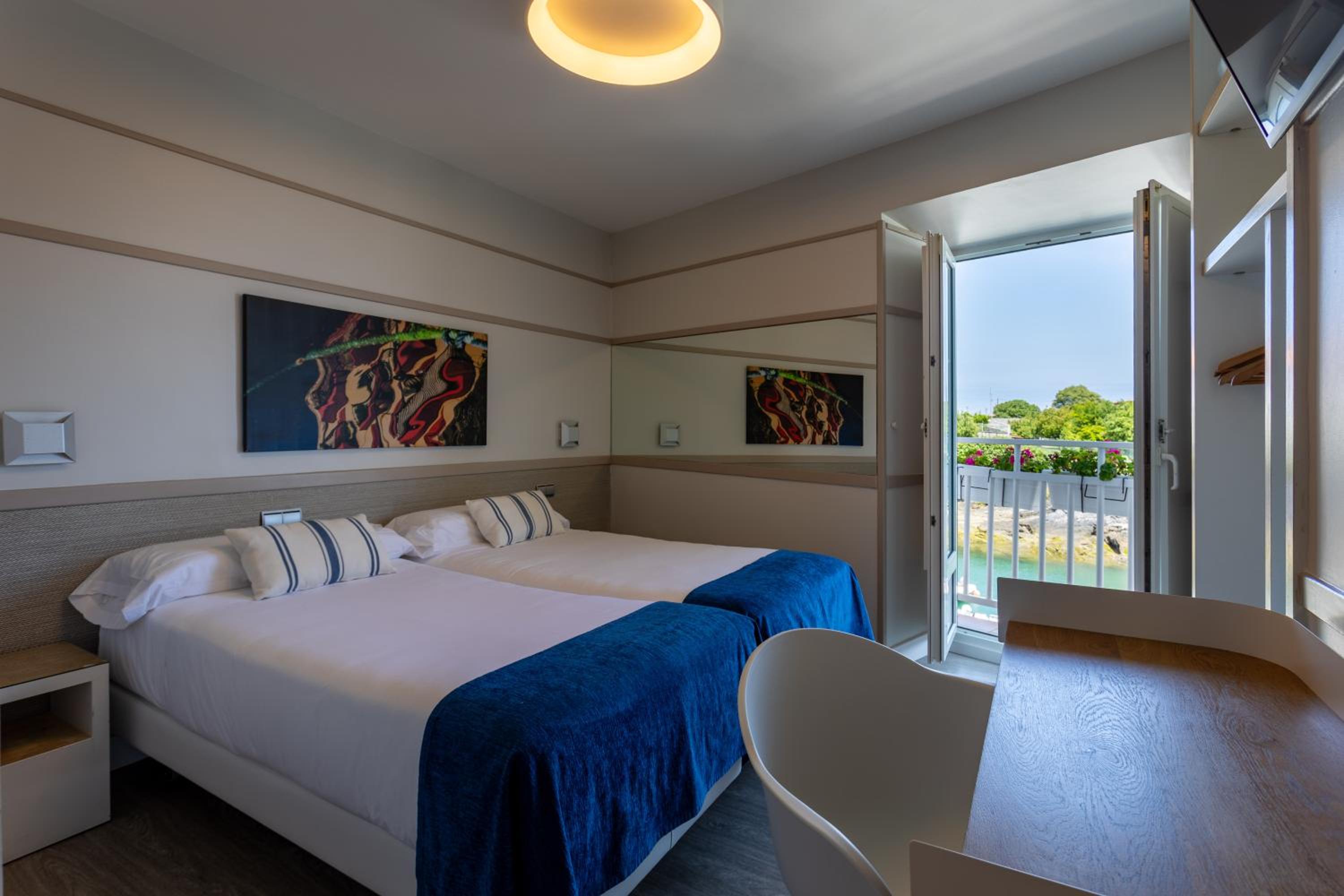 Double Room with Balcony and Sea View - Photo 1