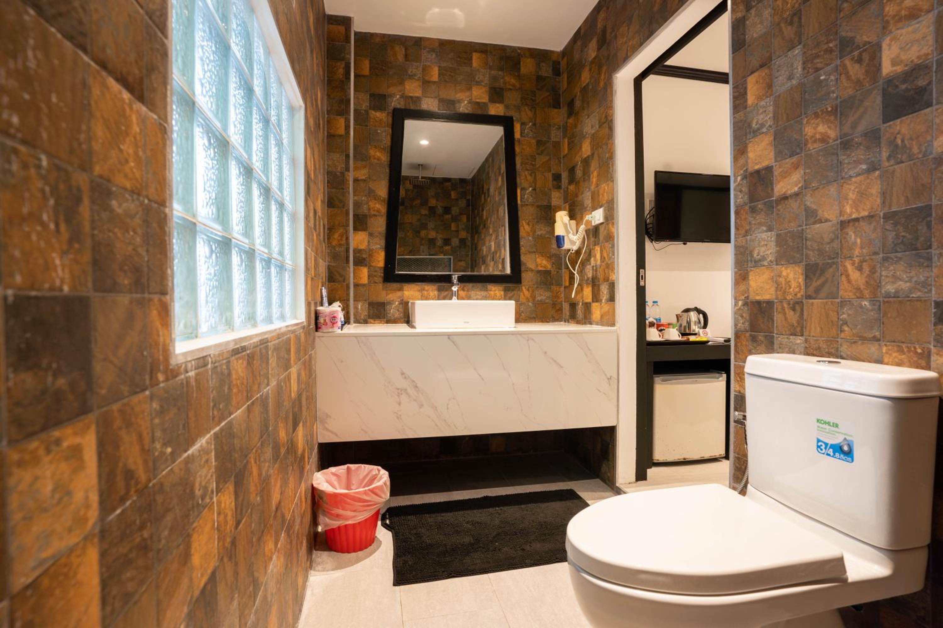 Superior Double Room with One Twin Bed and 2 Adults Occupancy (Non Smoking) photo 2