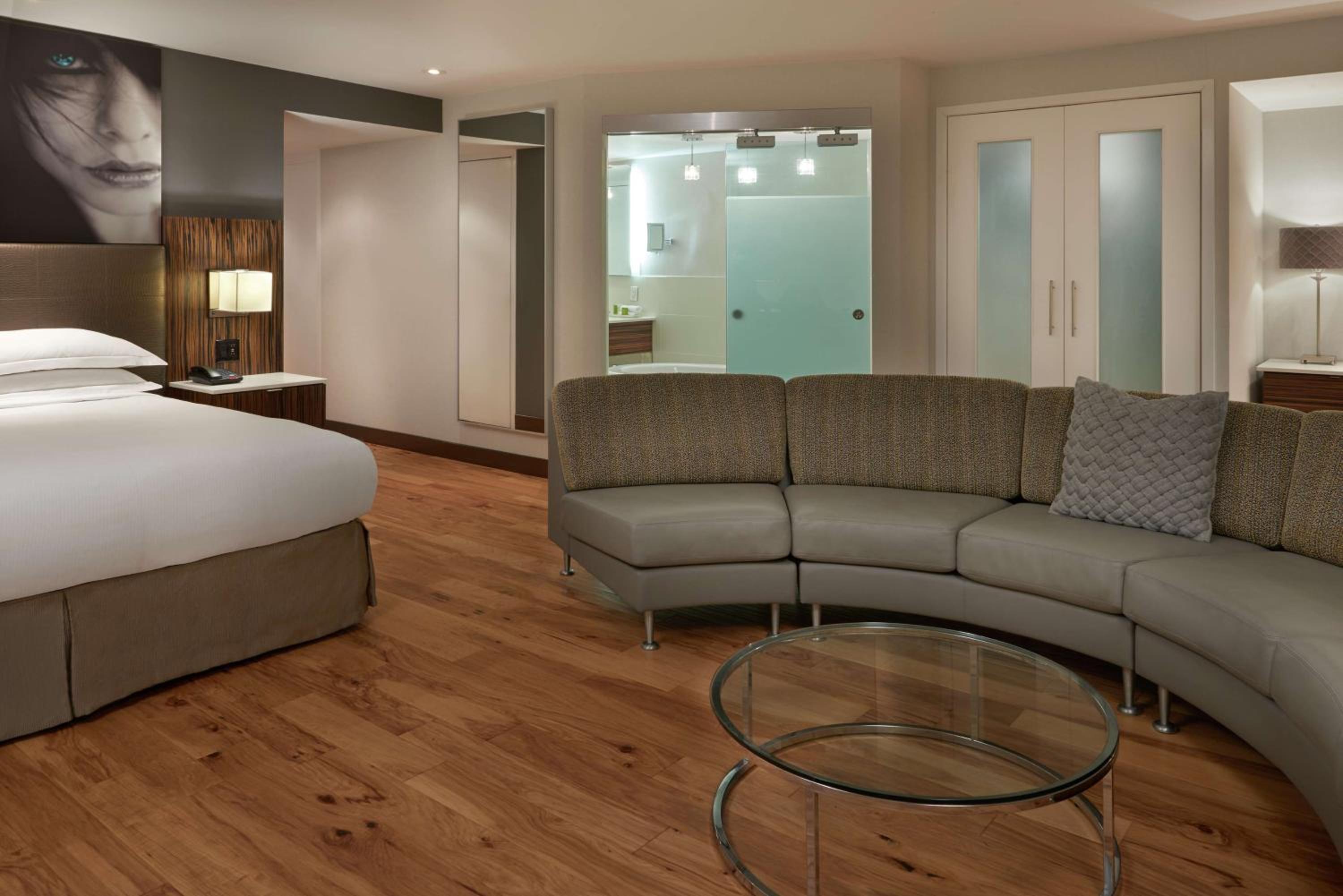 One King Premium Corner Room - Photo 4