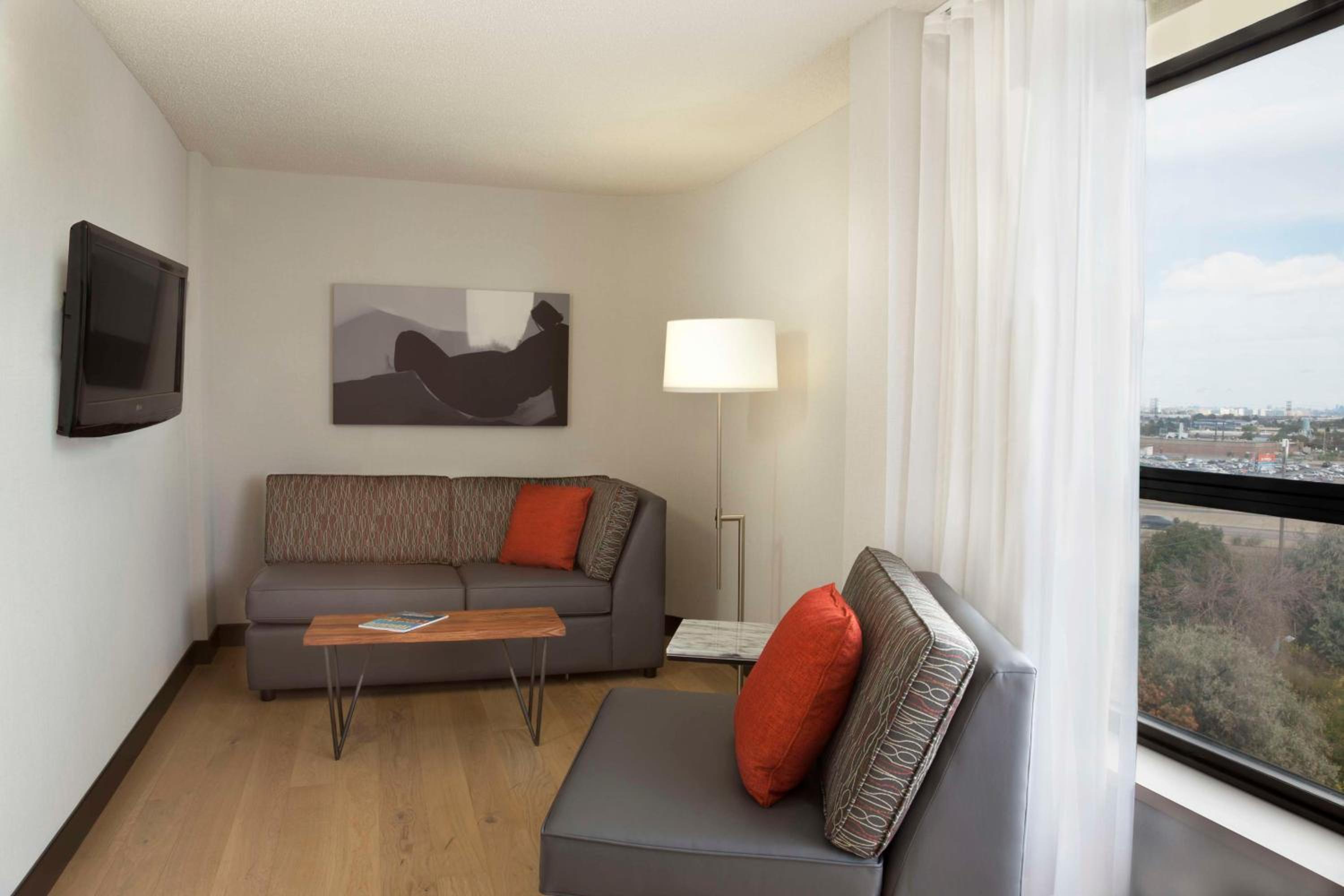 Corner King Suite - Photo 3