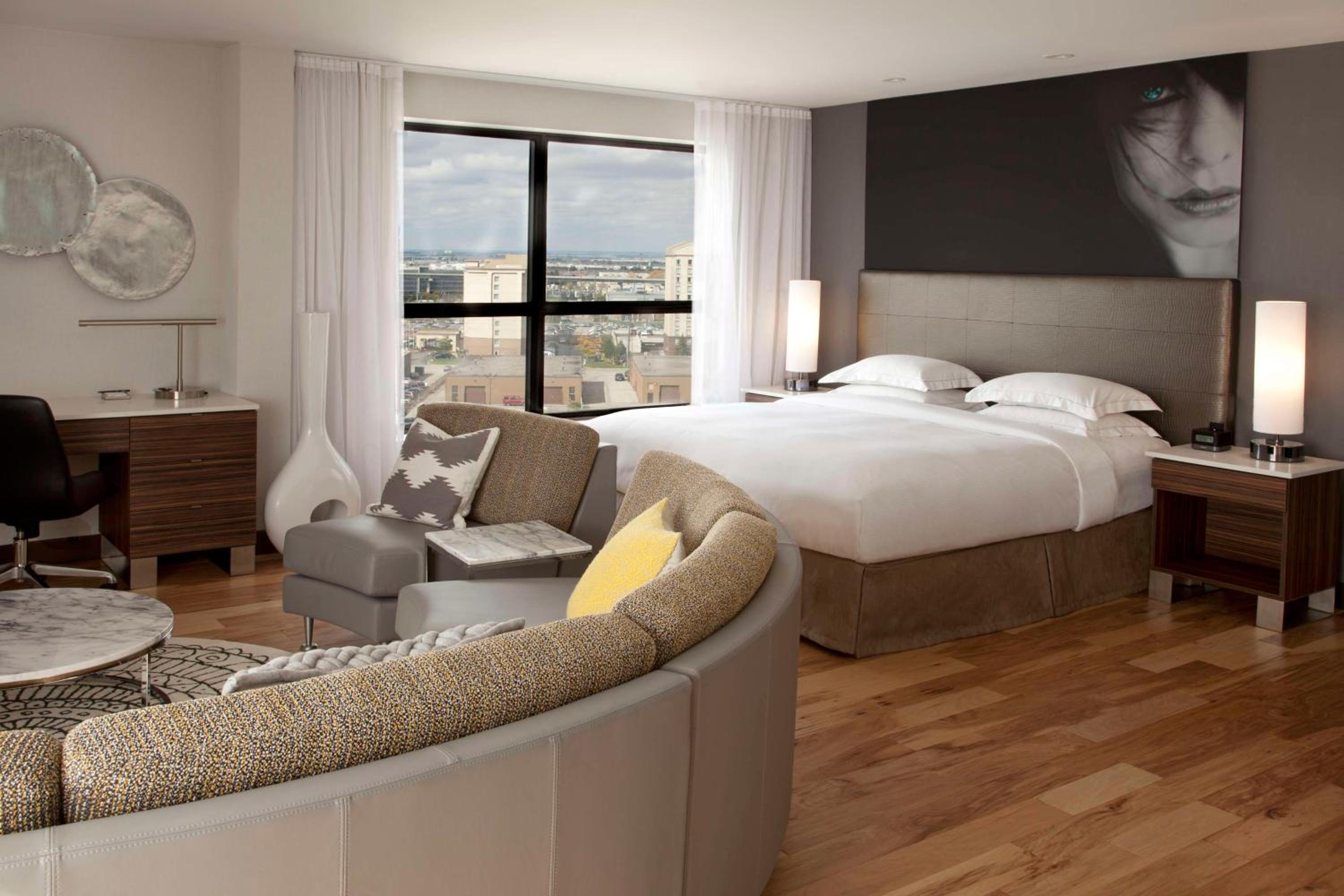 One King Premium Corner Room - Photo 1