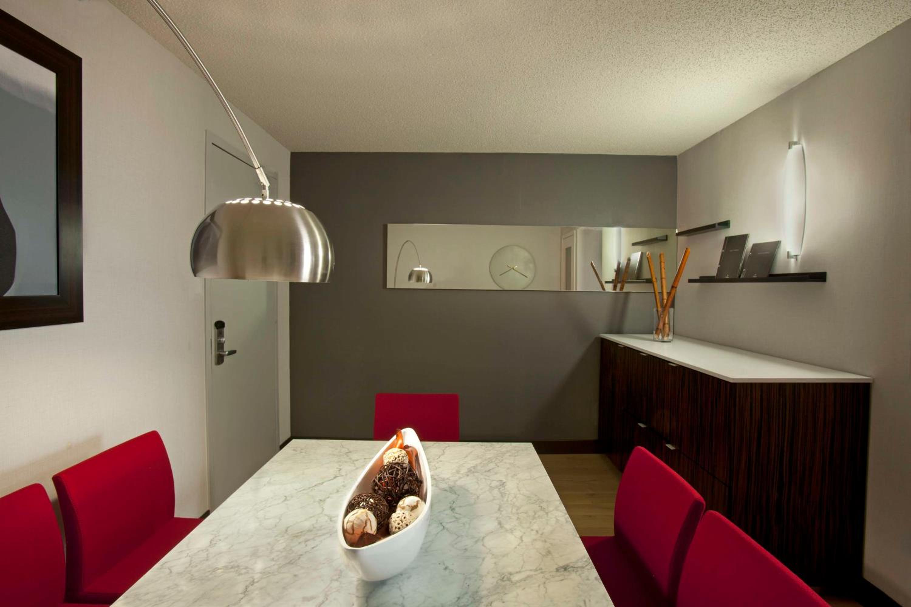 Corner King Suite - Photo 2
