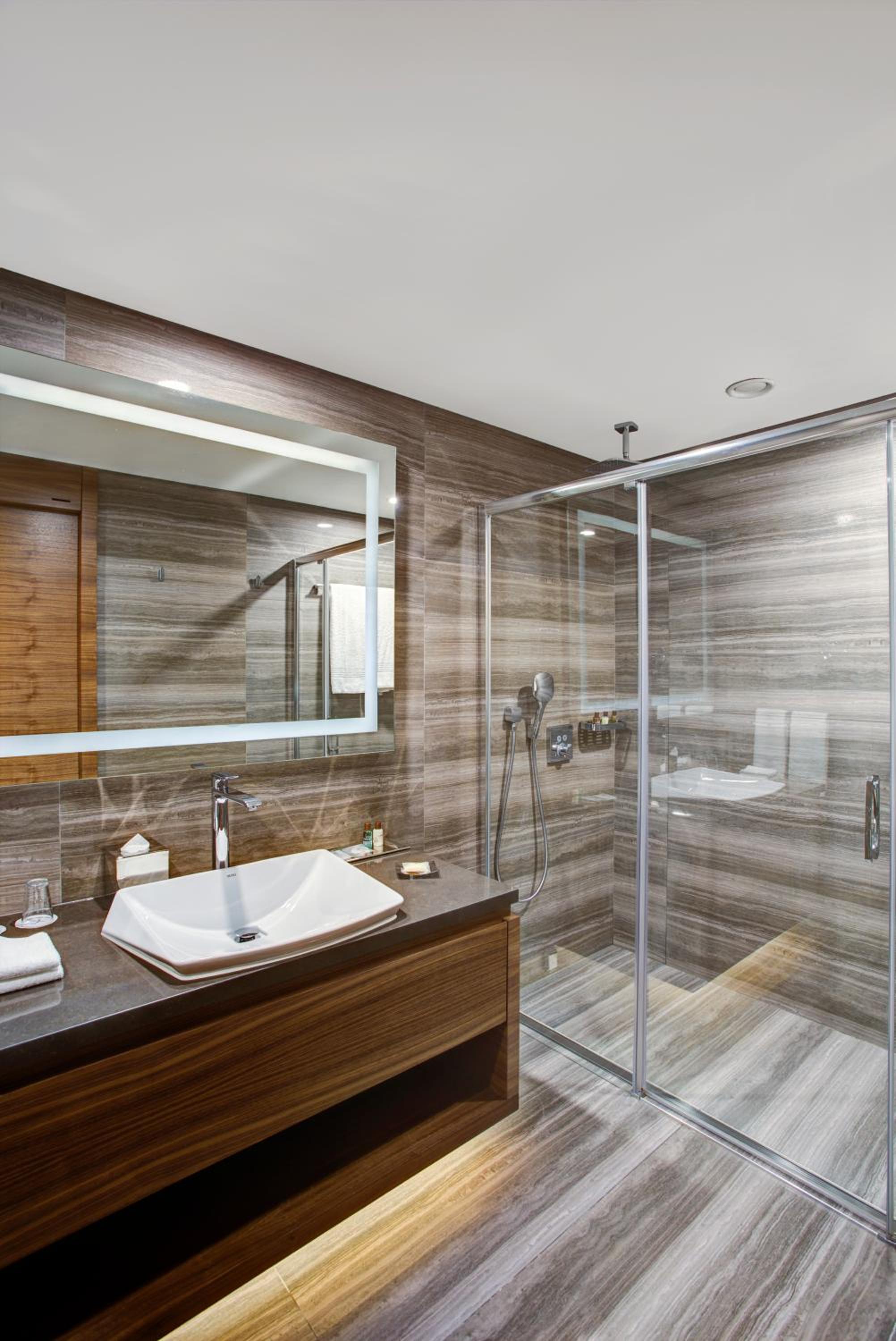 Deluxe Grand Room with King Bed - City and Sea View