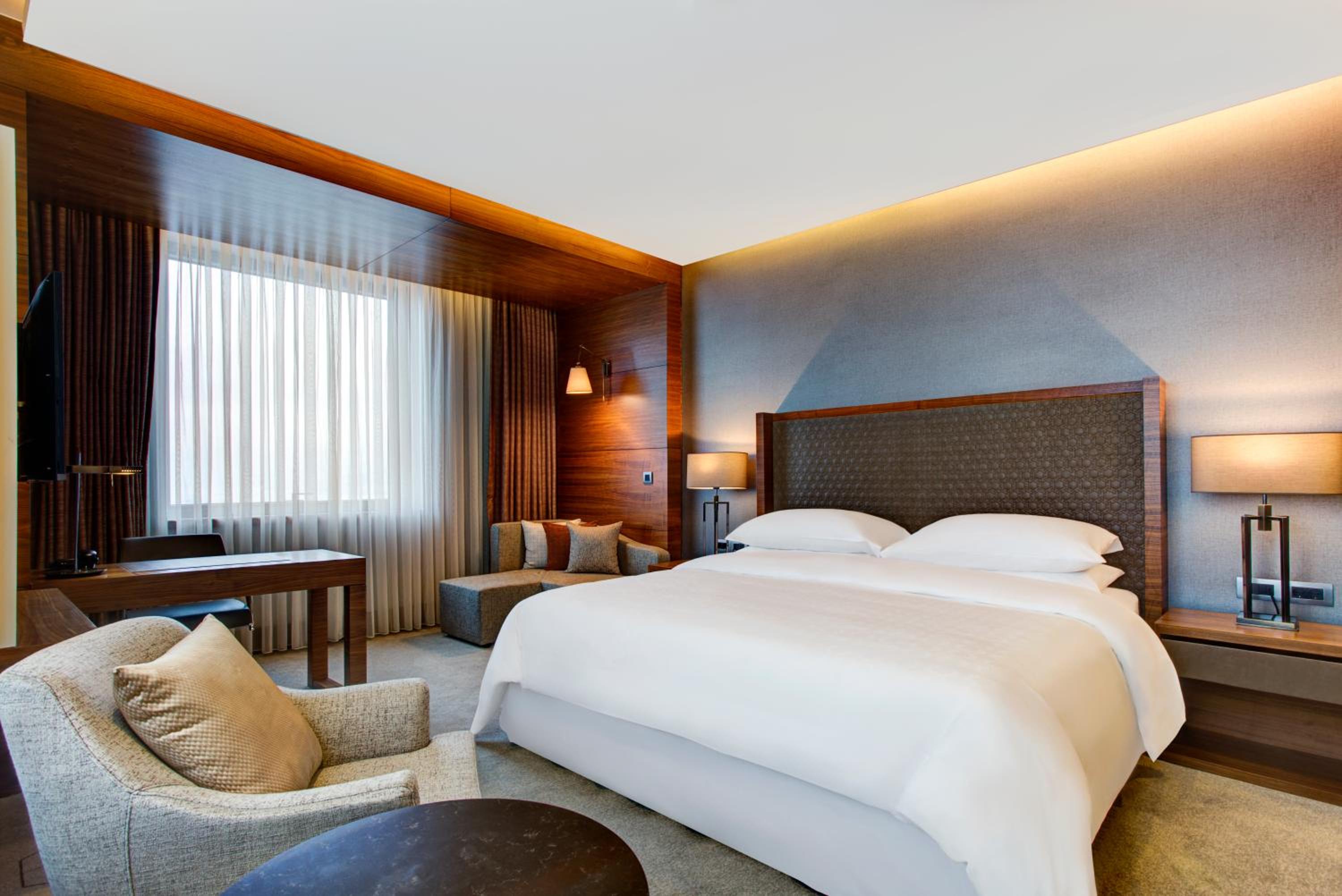 Deluxe Grand Room with King Bed - City and Sea View
