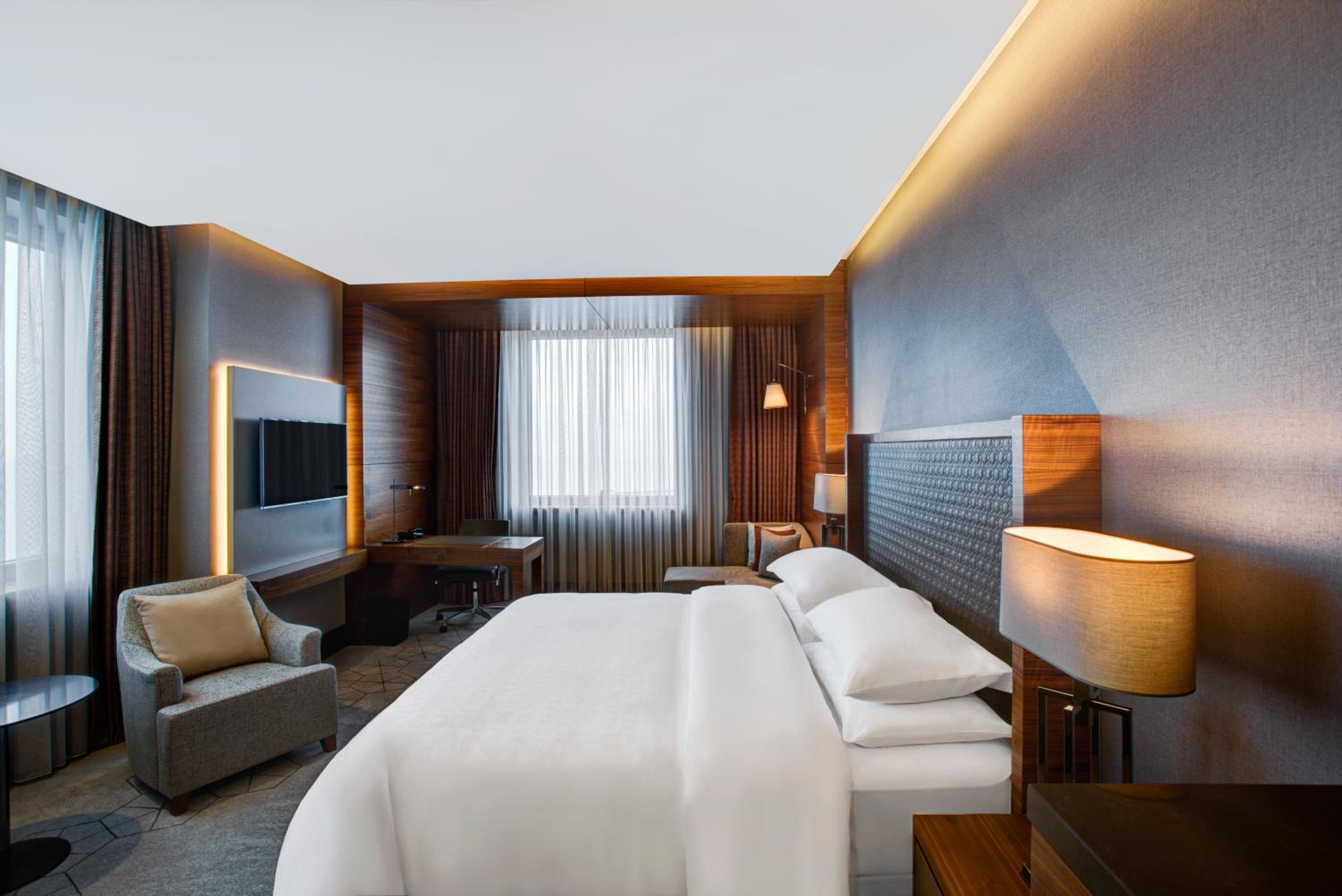 Deluxe Grand Room with King Bed - City and Sea View