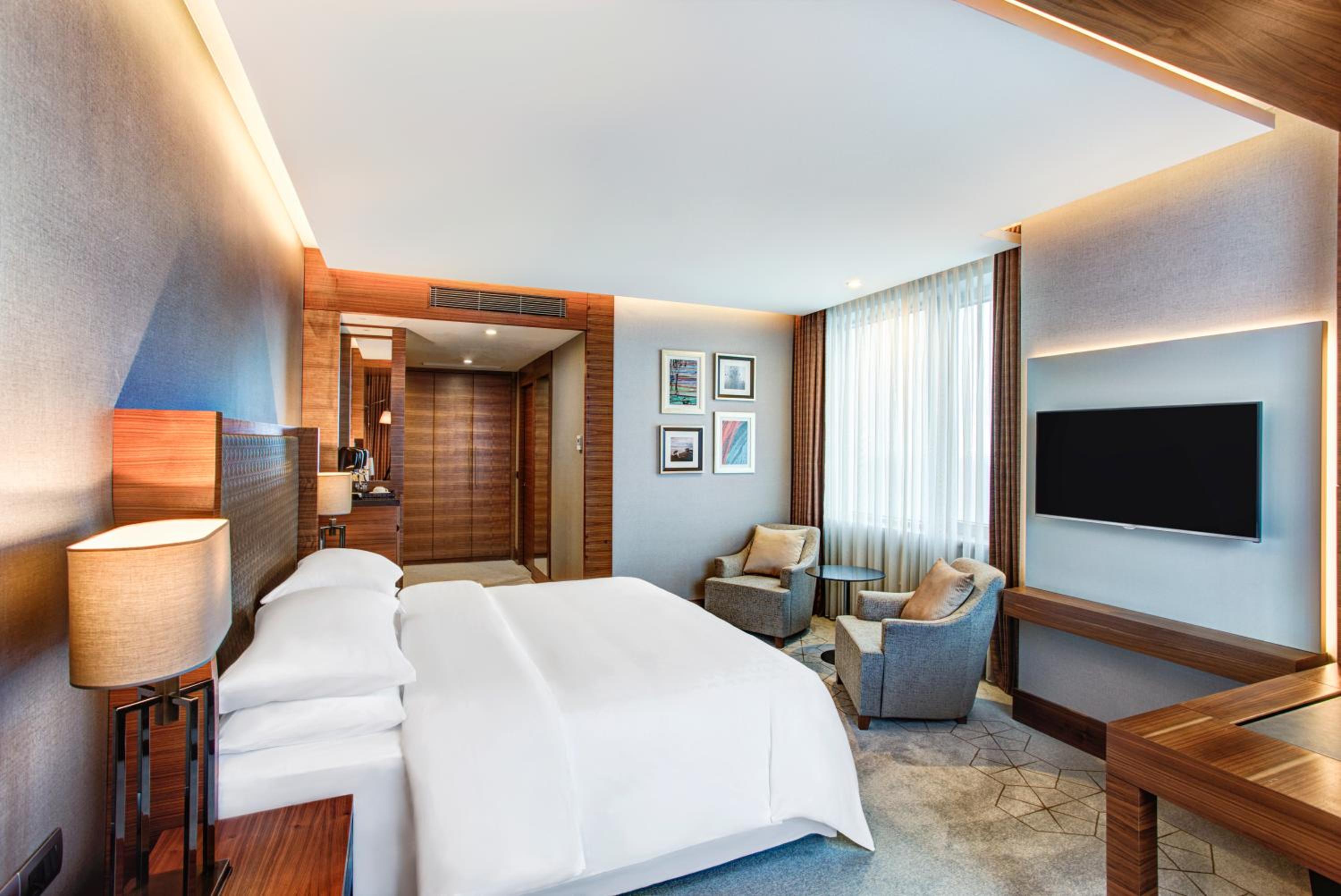 Deluxe Grand Room with King Bed - City and Sea View