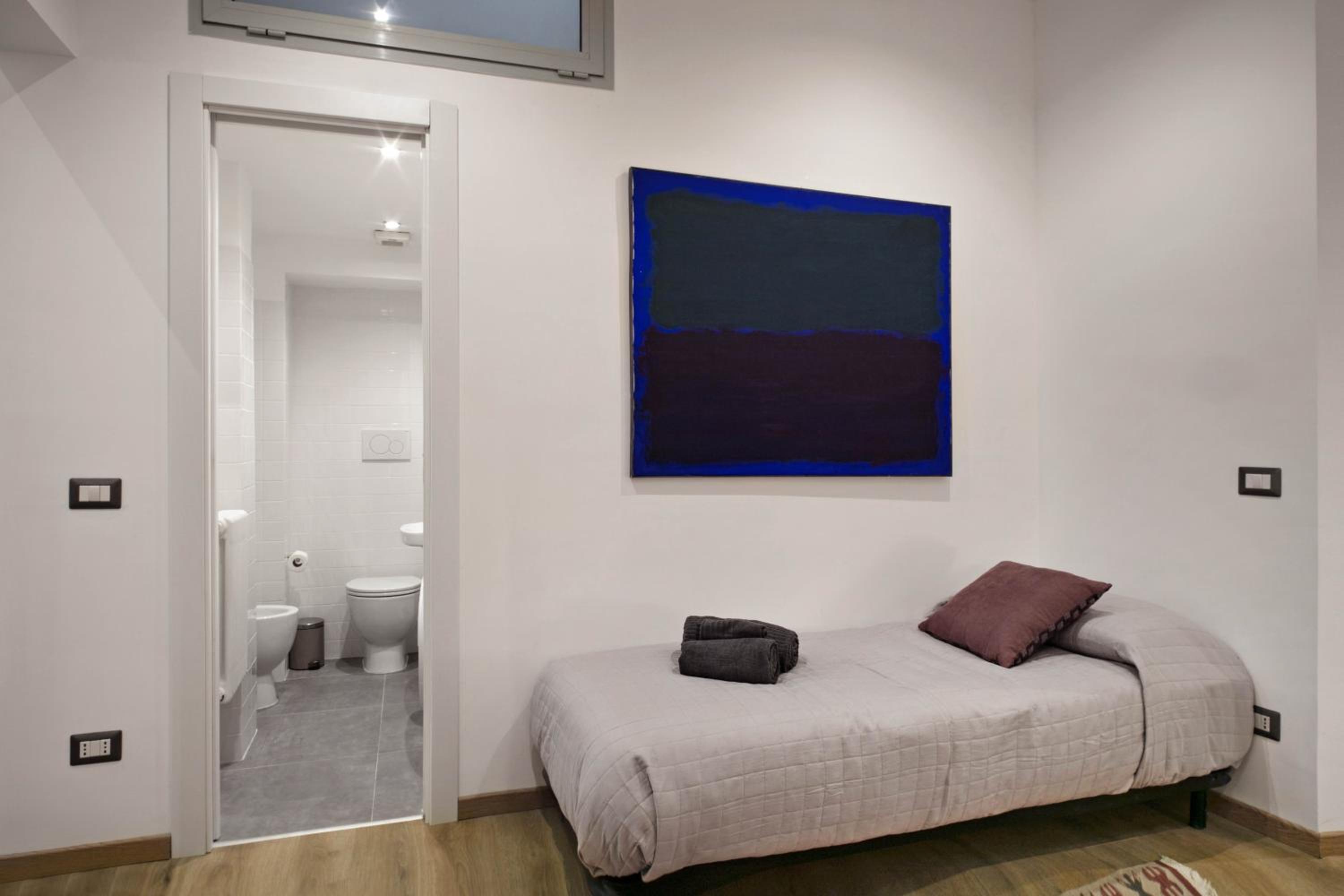 One-Bedroom Apartment photo 2