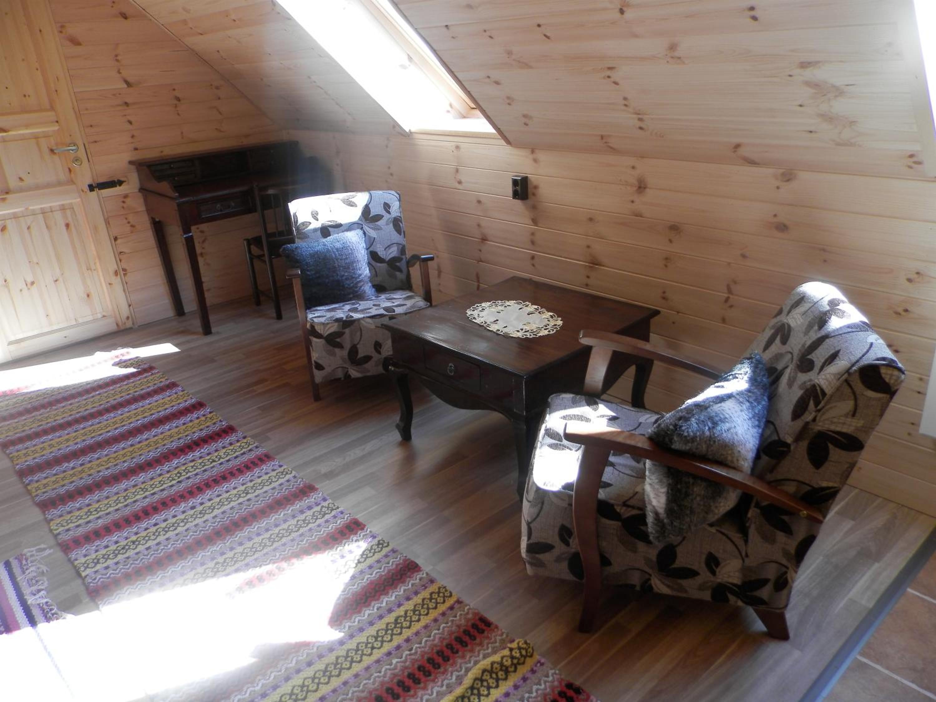 Classic Family Room - Photo 4
