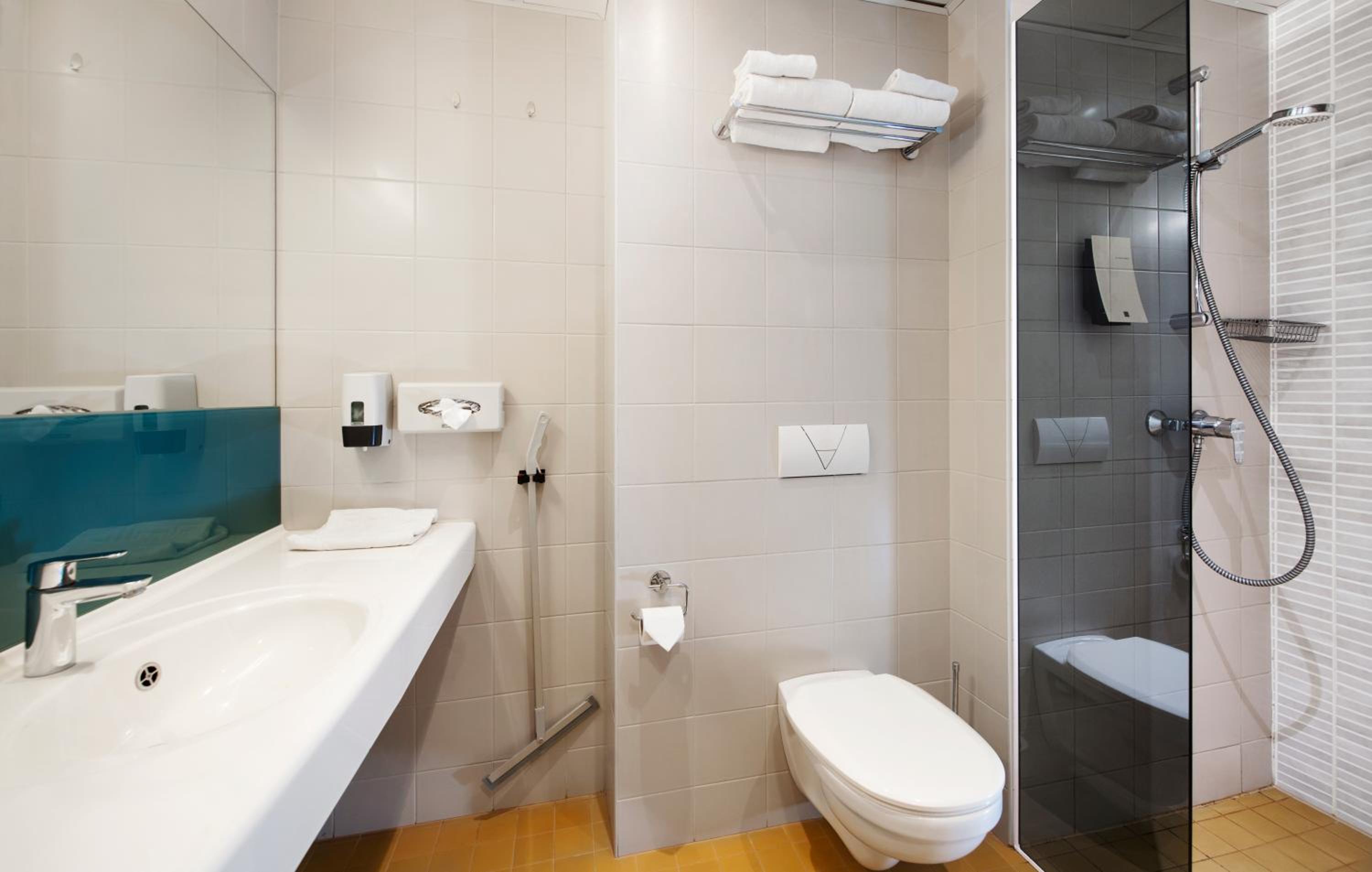 Standard Twin Room - Photo 2