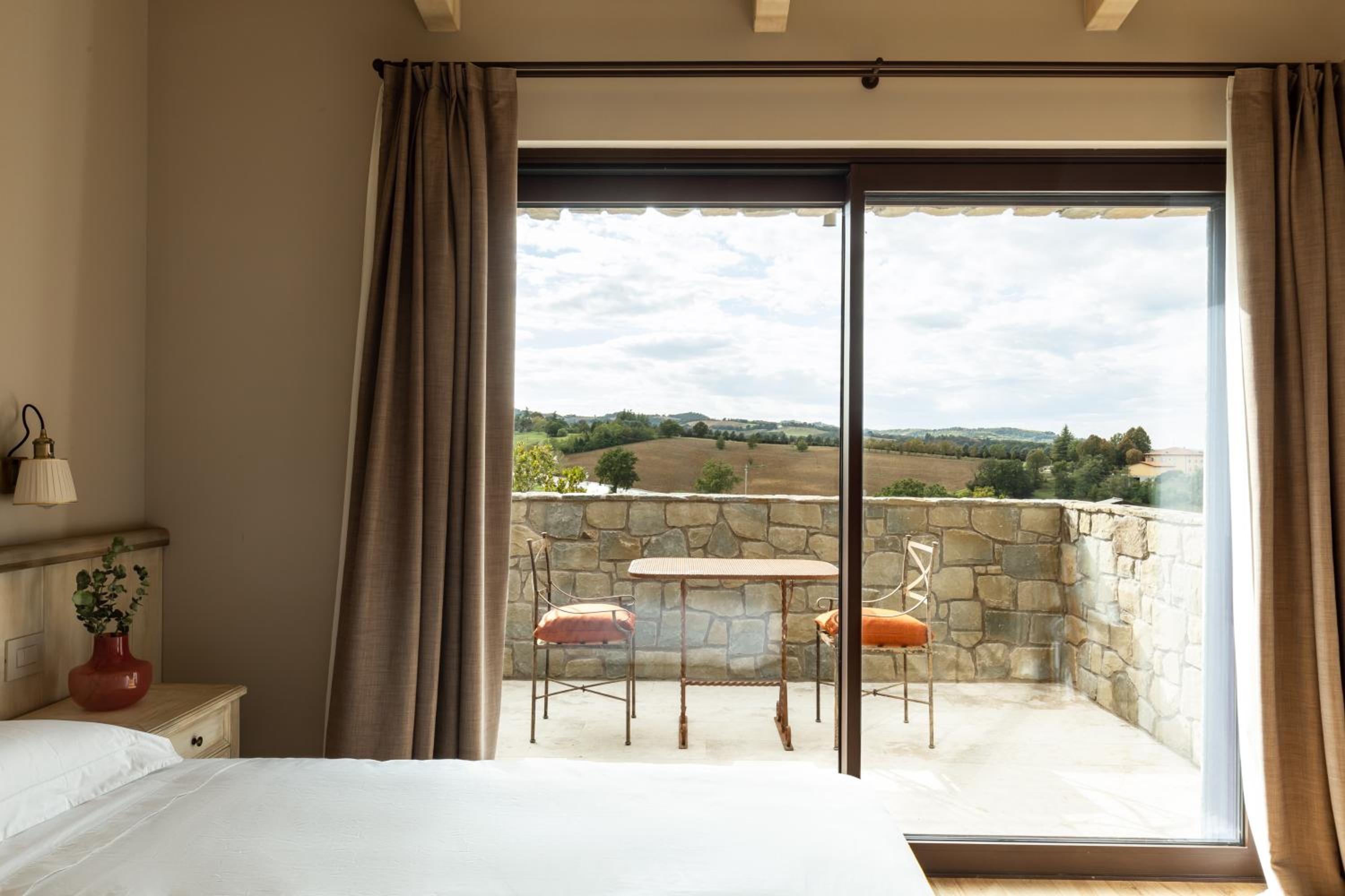 King Room with Balcony - Photo 7