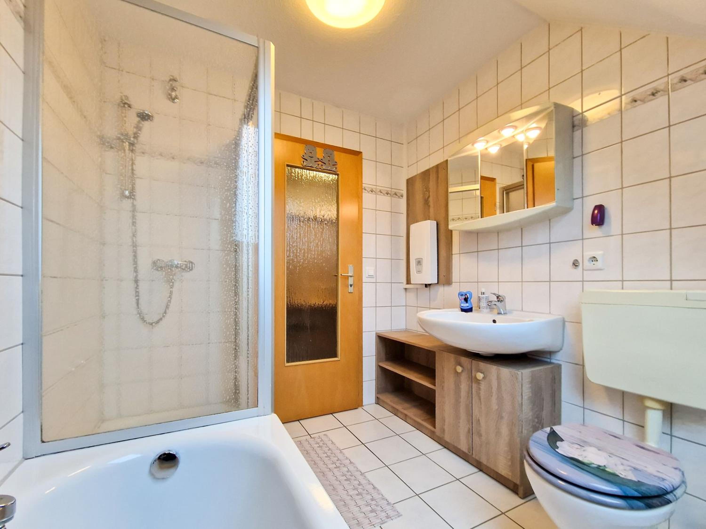 One-Bedroom Apartment with Shower photo 3