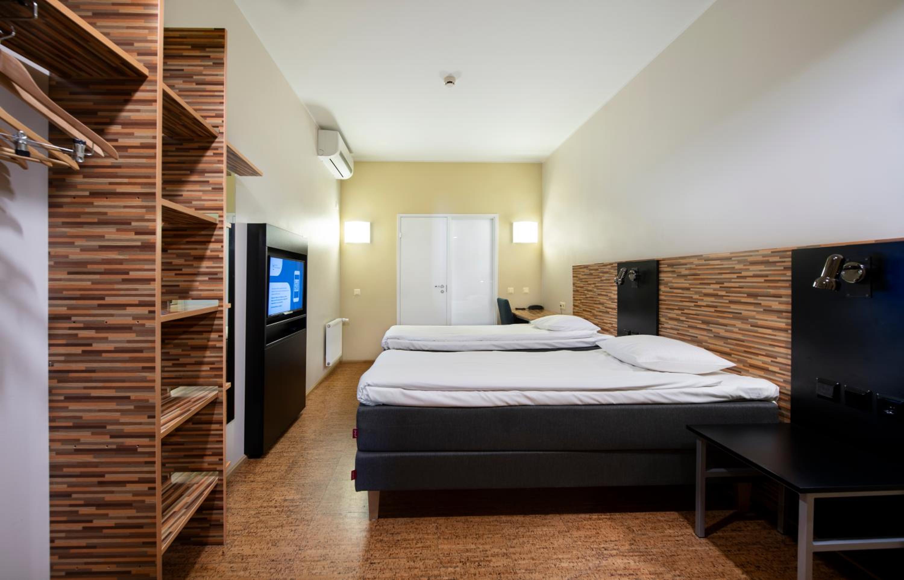 Standard Twin Room without Window - Photo 1