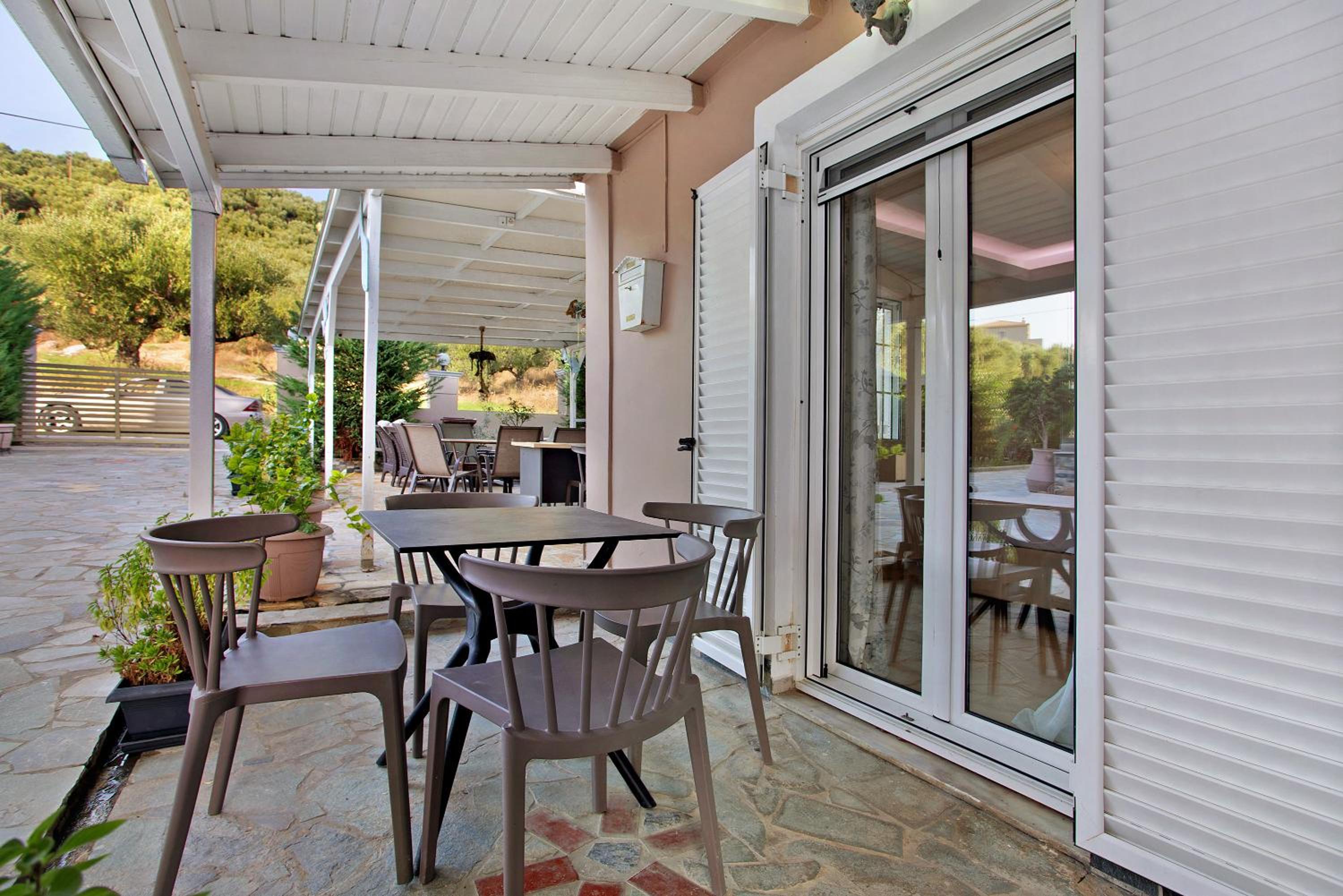 Two-Bedroom Deluxe Apartment with Garden View photo 2