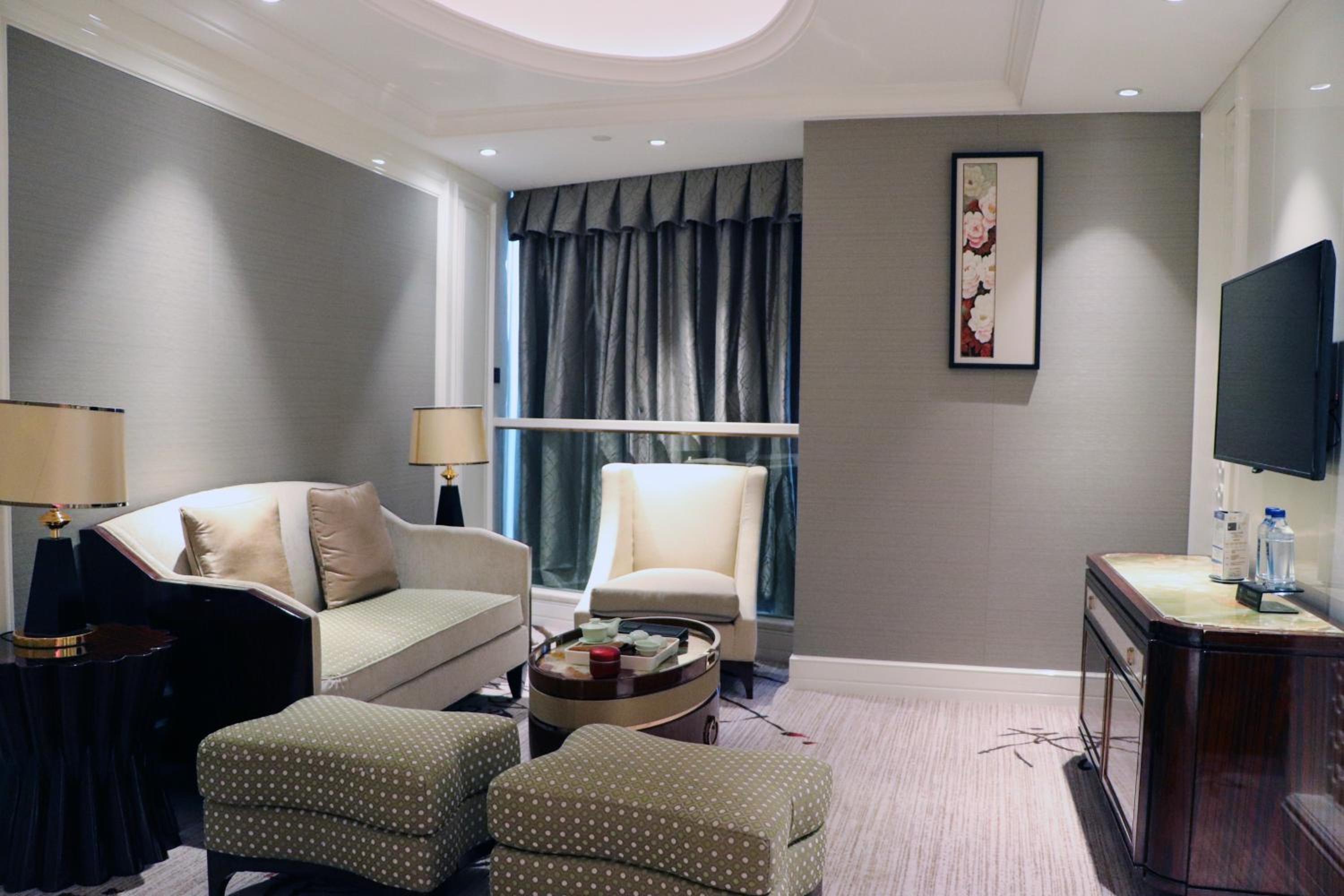 Executive Deluxe One-Bedroom Suite