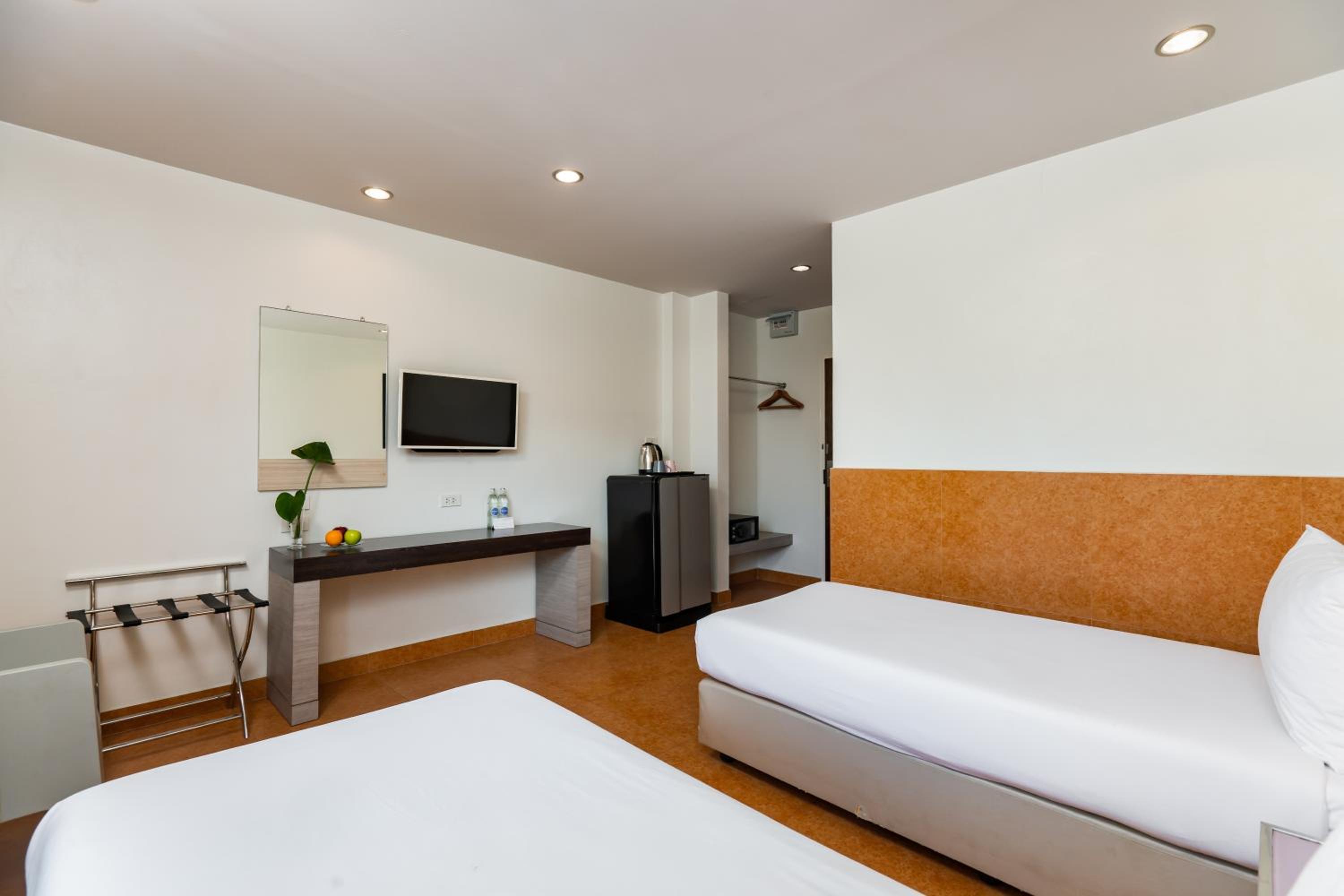 Standard Twin Room No balcony & No Elevator - Photo 4