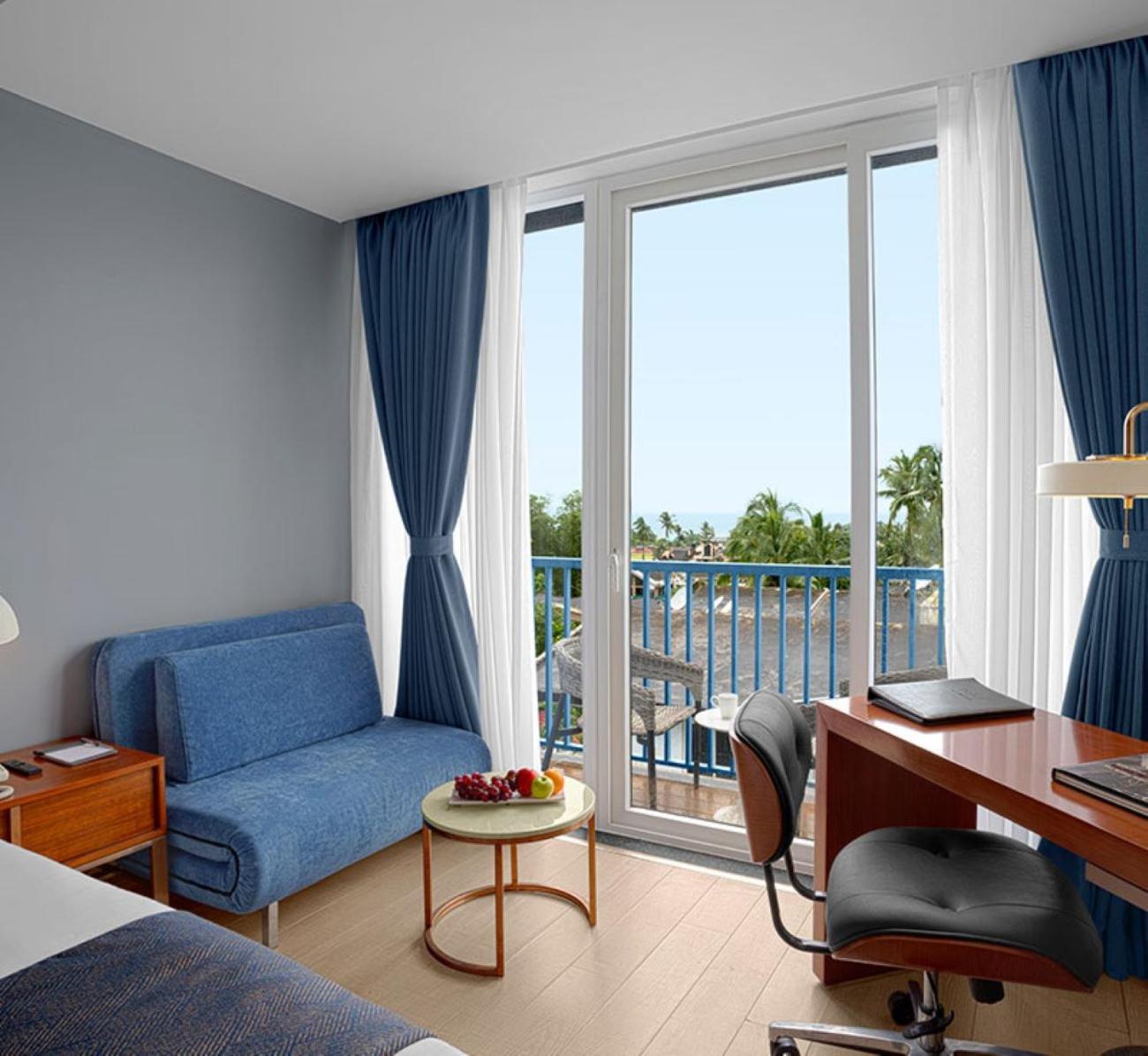 Deluxe Room with Balcony - Photo 5