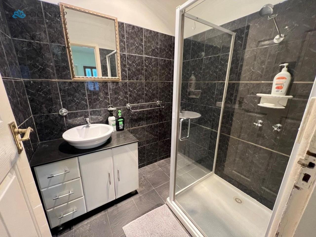 Queen Room with Shared Bathroom photo 2
