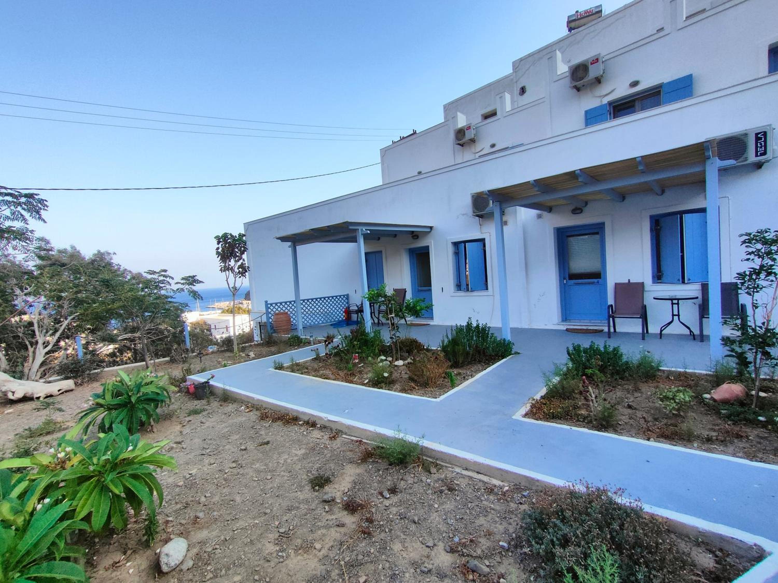 One-Bedroom House - Photo 2