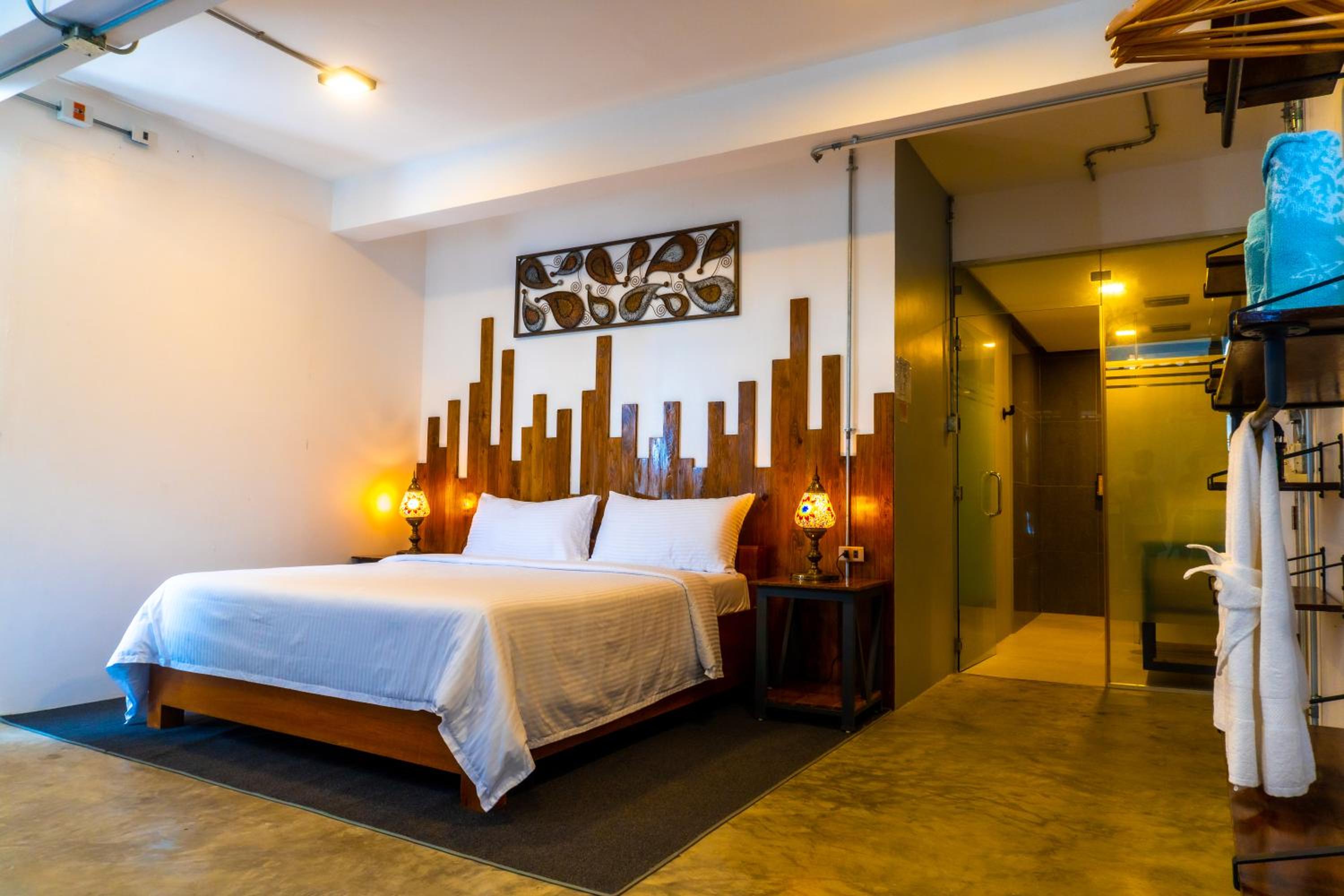 Deluxe King Suite - Photo 2