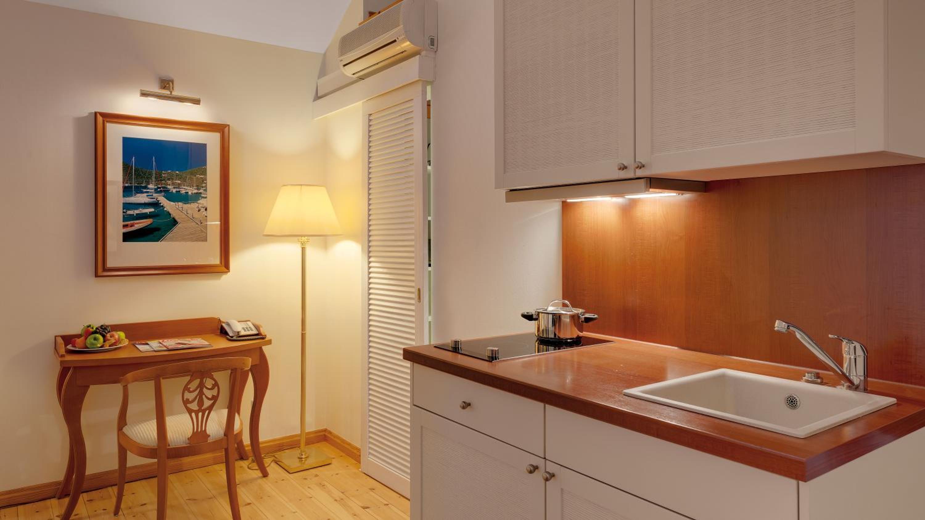 Apartment with Balcony photo 2